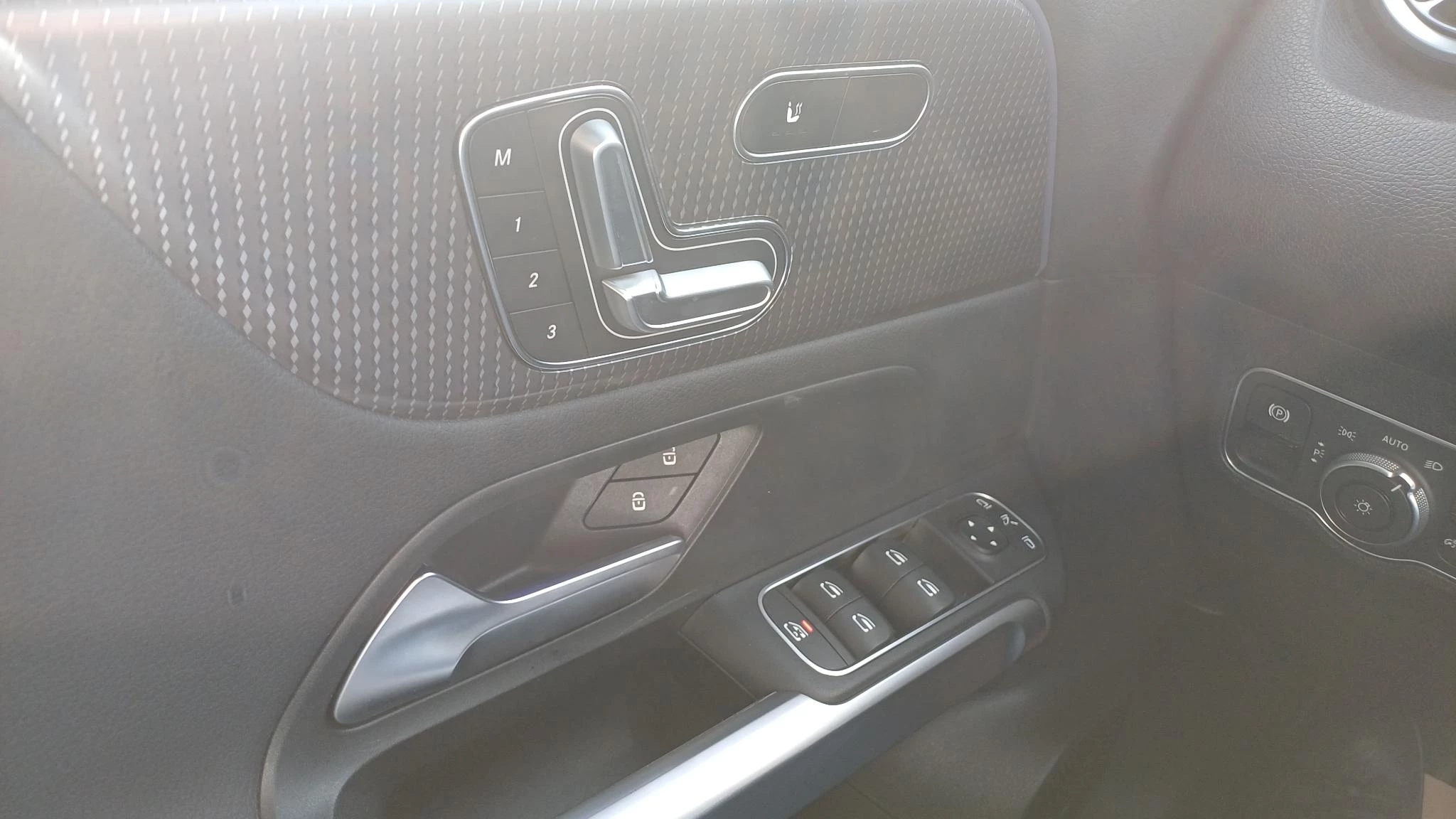 Mercedes-Benz EQB 250 AMG Line + 7-ZITPLAATSEN + LEDER + PANO DAK + CARPLAY +