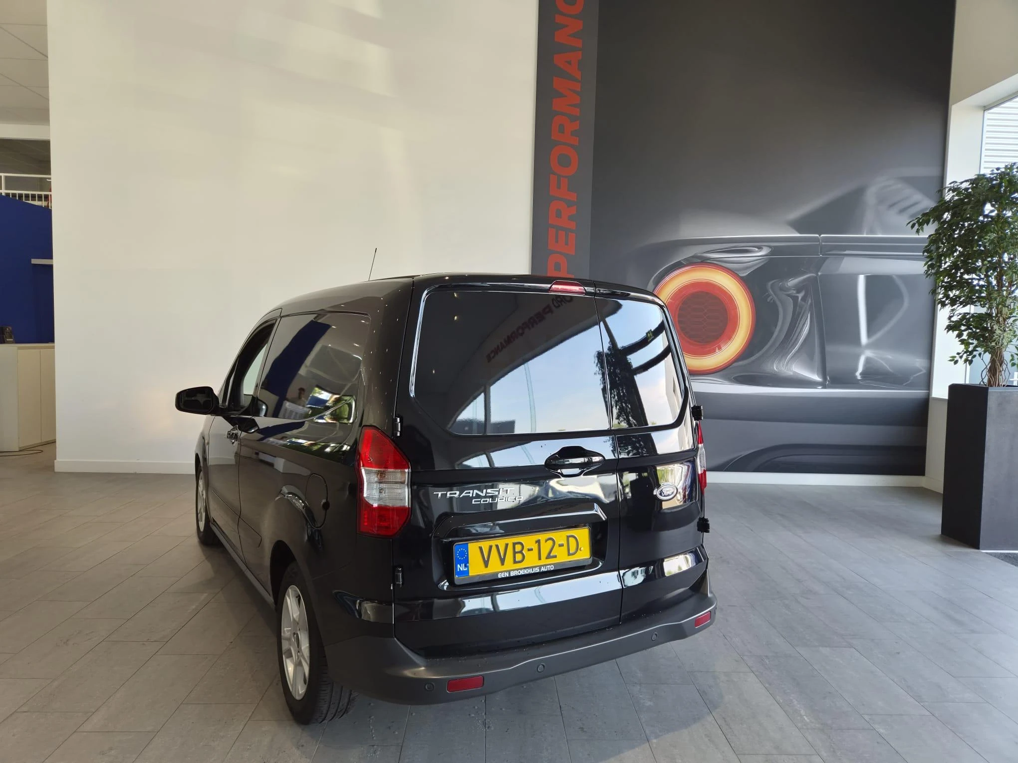 Ford-Transit Courier-image-2