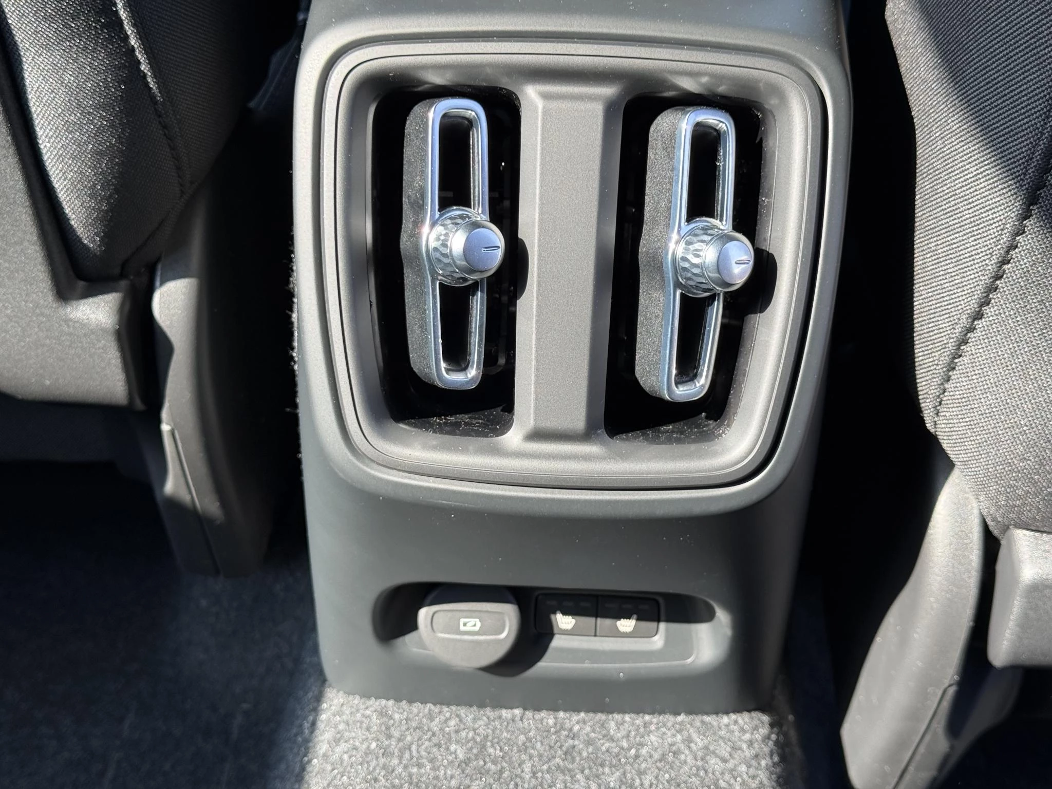 Volvo-EX40-image-7