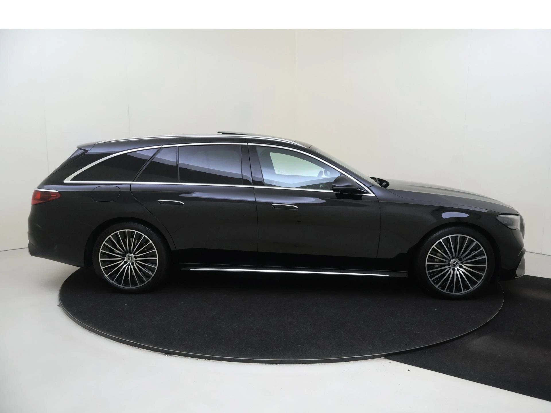 Mercedes-Benz-E-Klasse-image-8