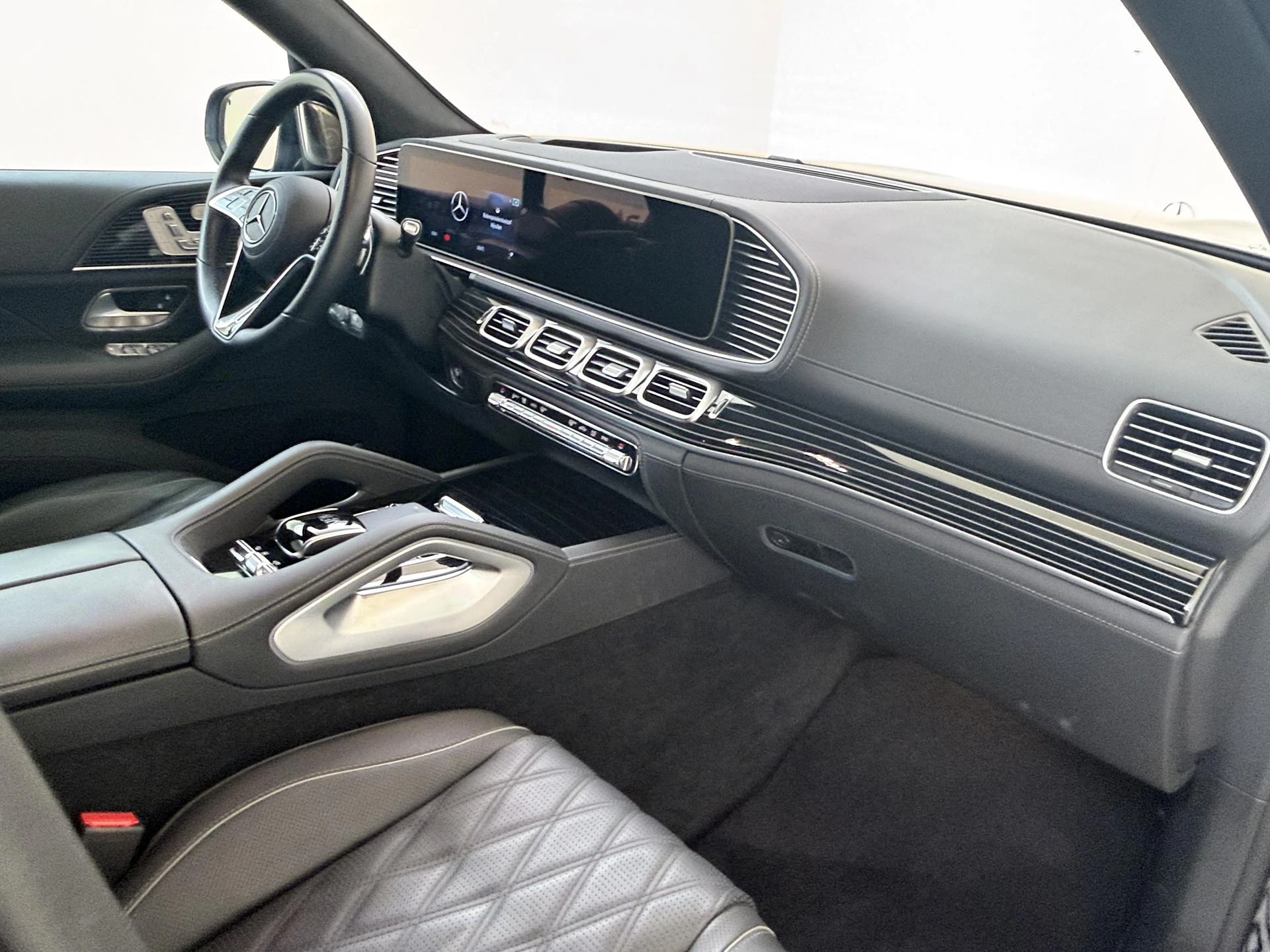 Mercedes-Benz-GLS-image-4