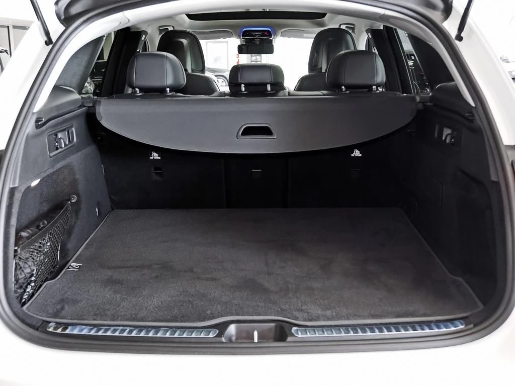 Mercedes-Benz-GLC 200-image-16