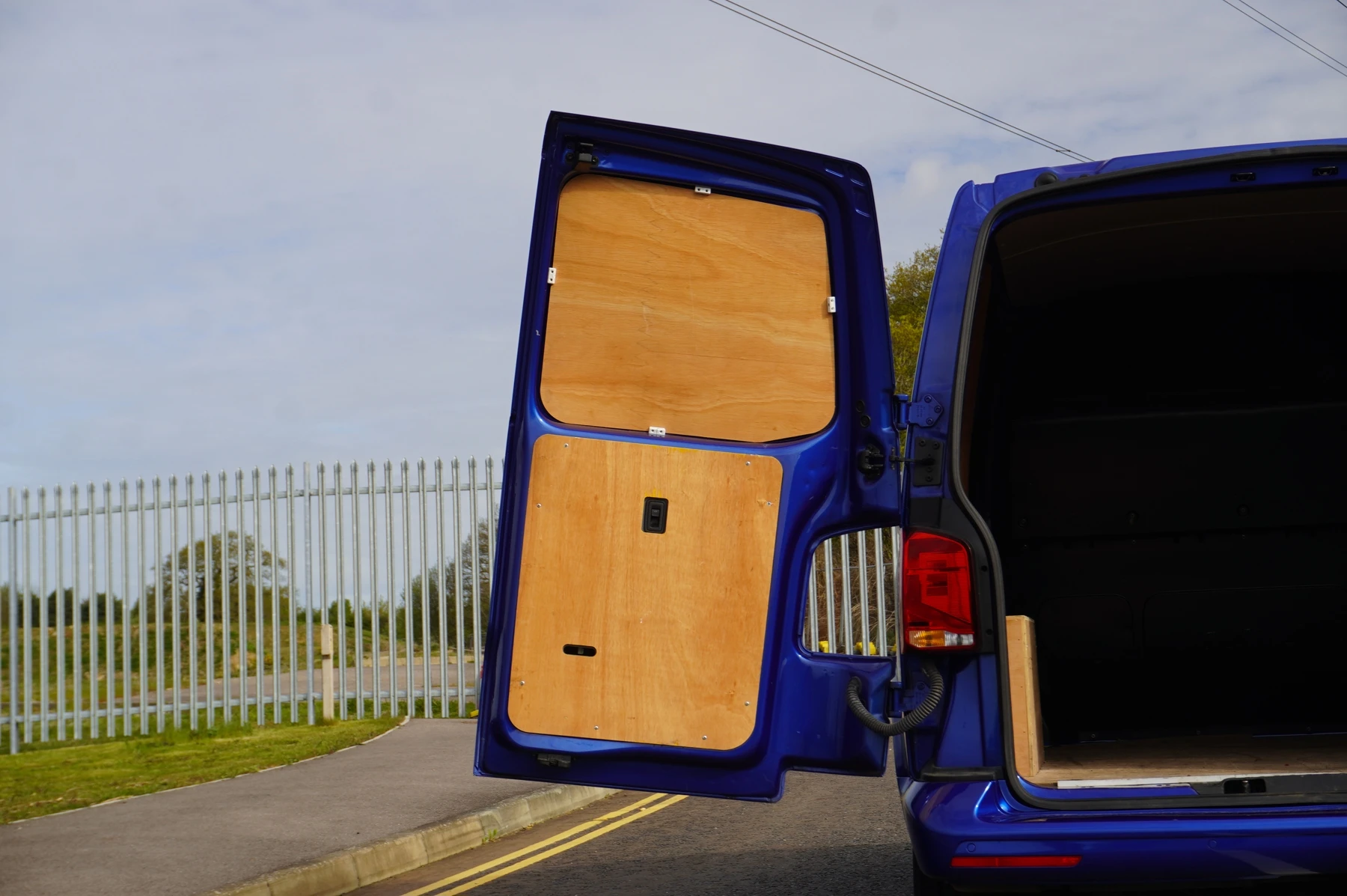 Volkswagen-Transporter-image-41