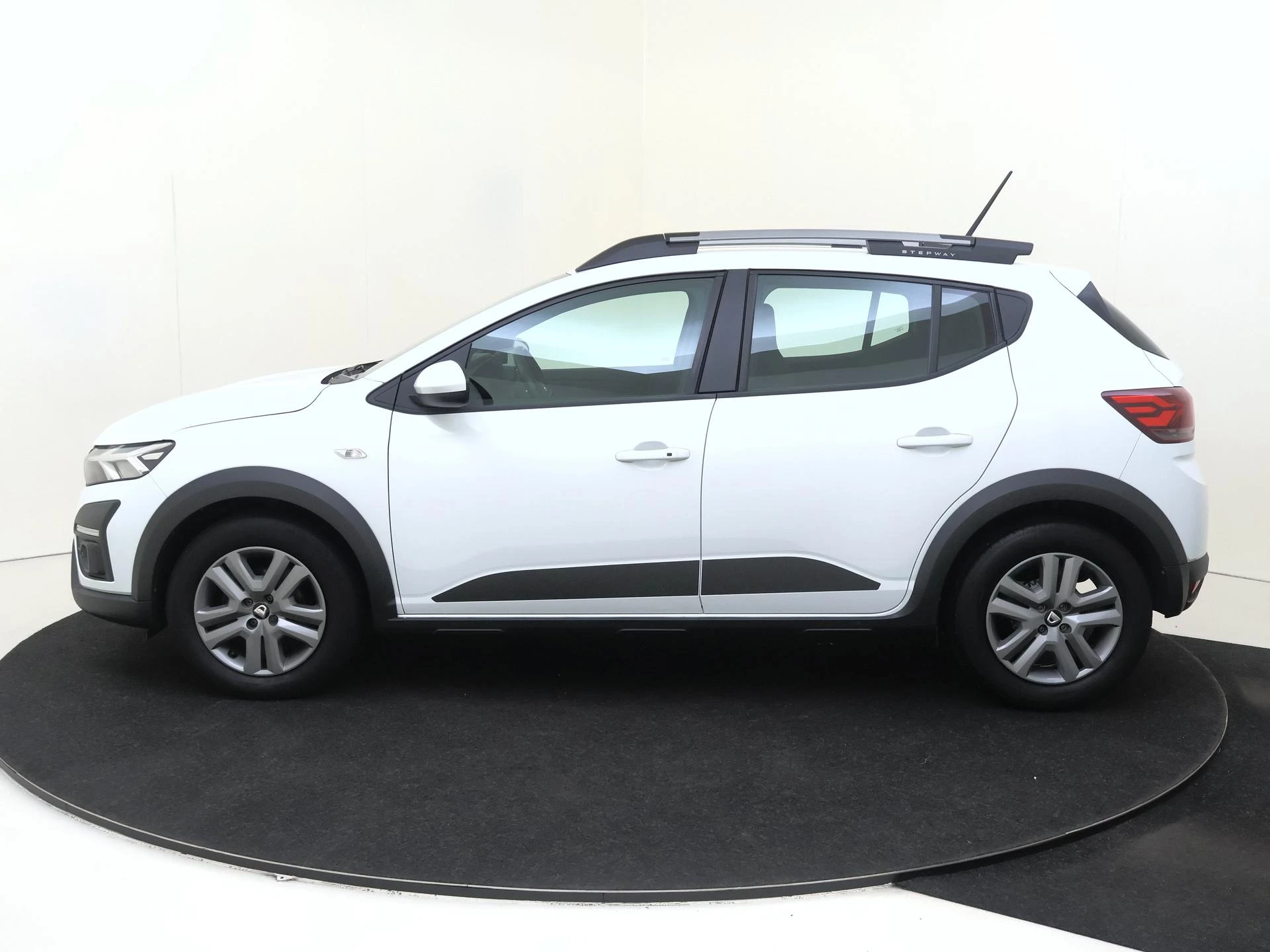 Dacia-Sandero Stepway-image-3