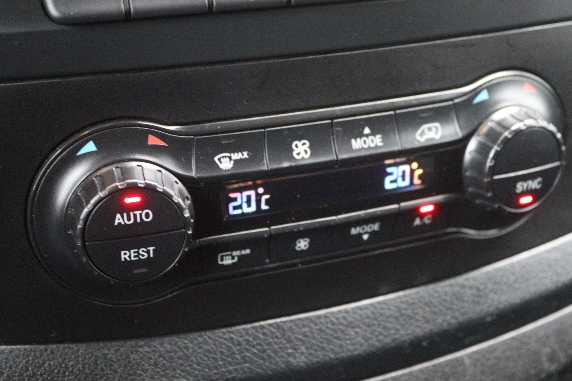 Mercedes-Benz-Vito-image-6