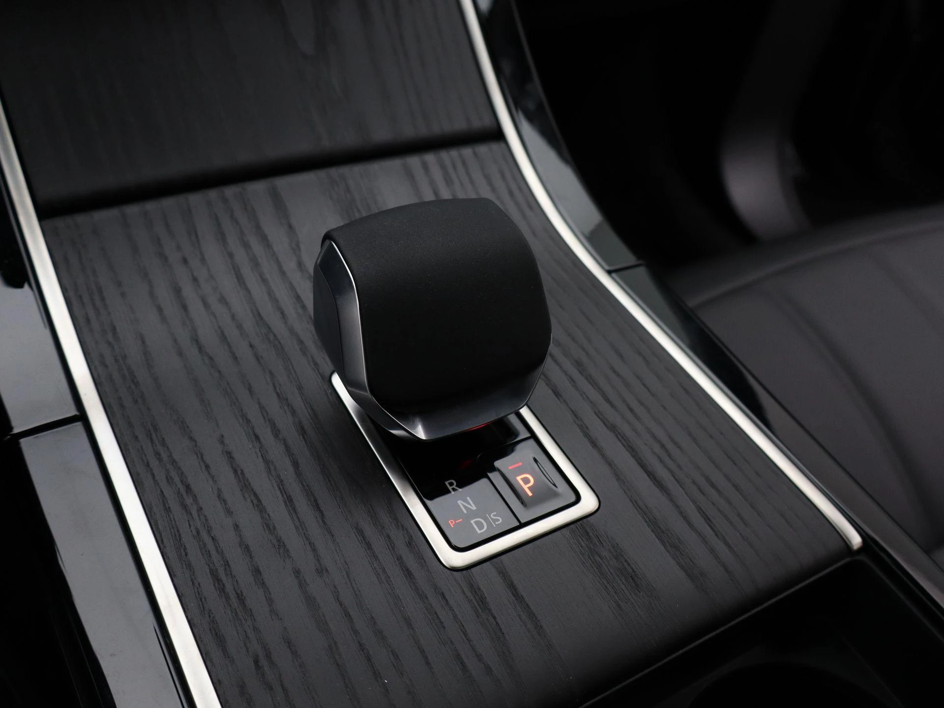 Land Rover-Range Rover Evoque-image-17