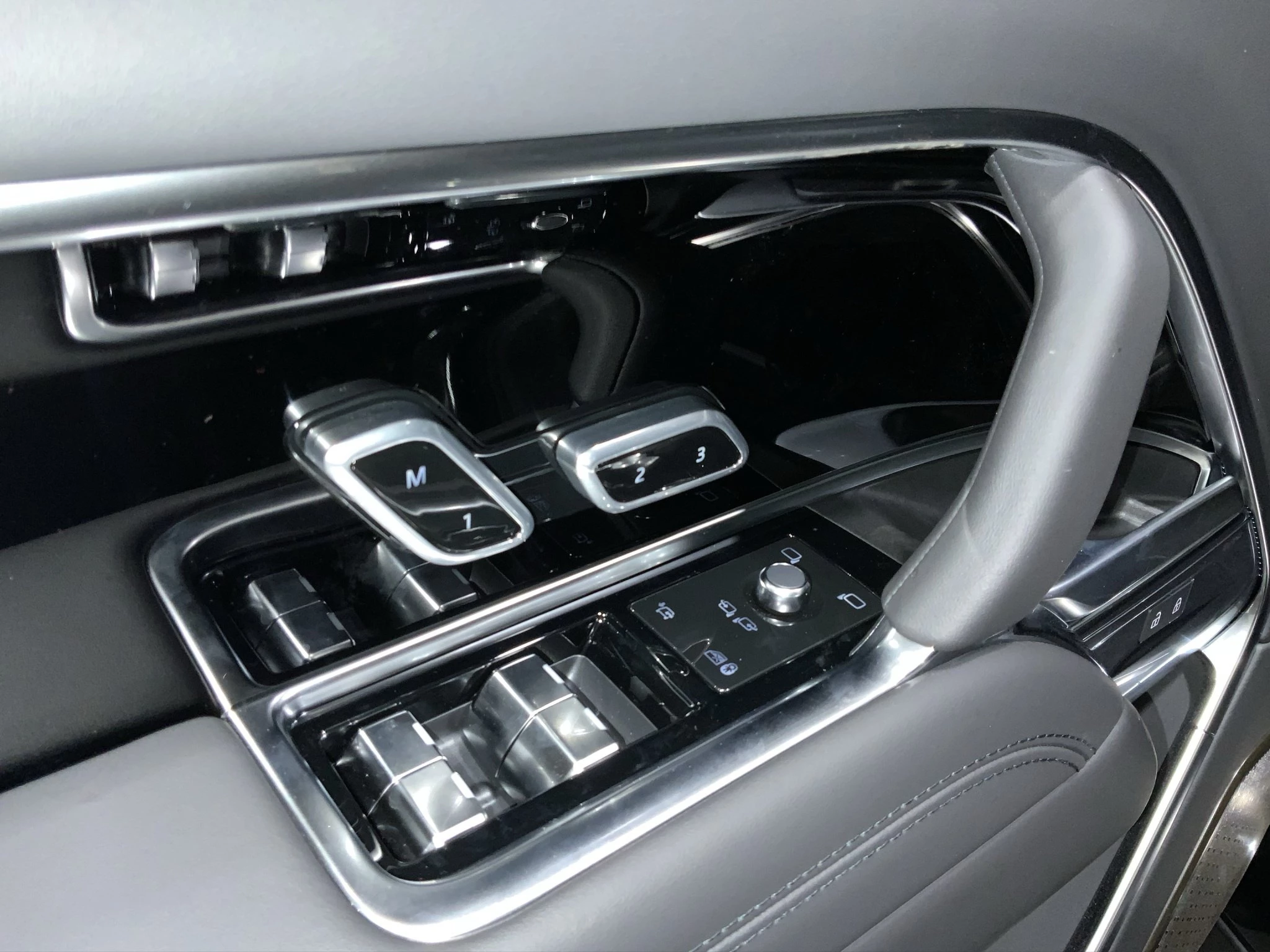 Land Rover-Range Rover-image-16