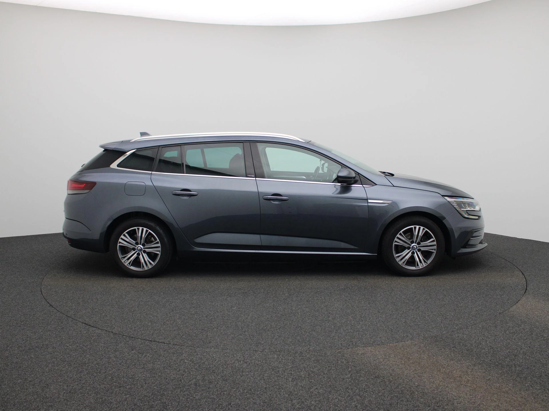 Renault-Megane E-Tech-image-5