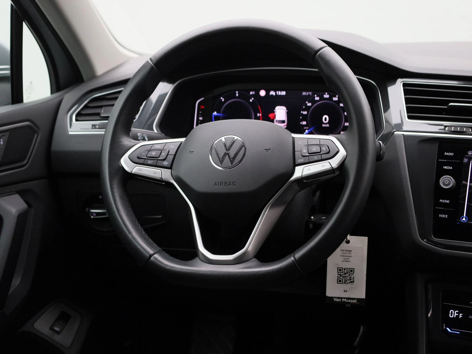Volkswagen-Tiguan-image-12