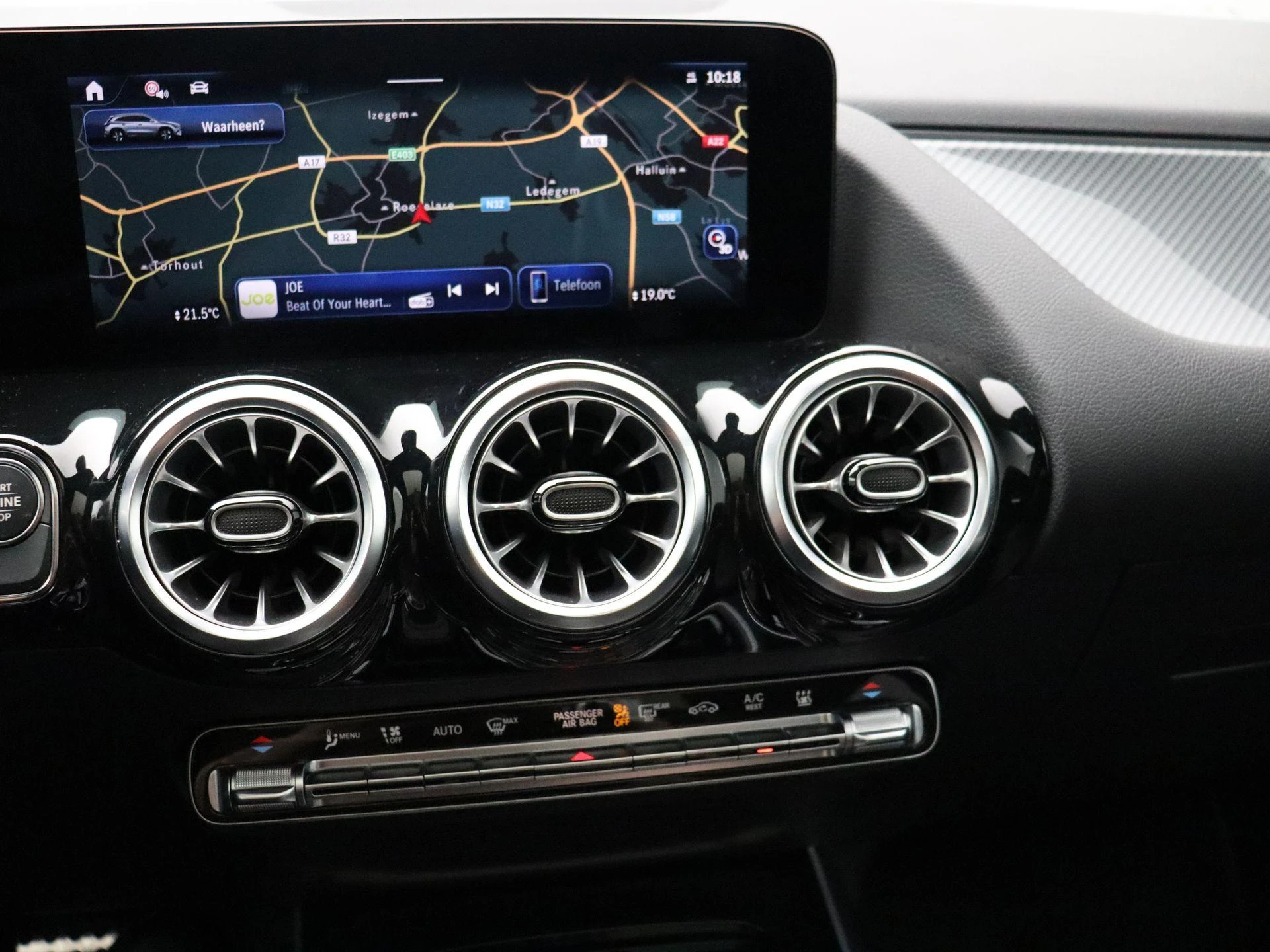Mercedes-Benz-GLA-image-21