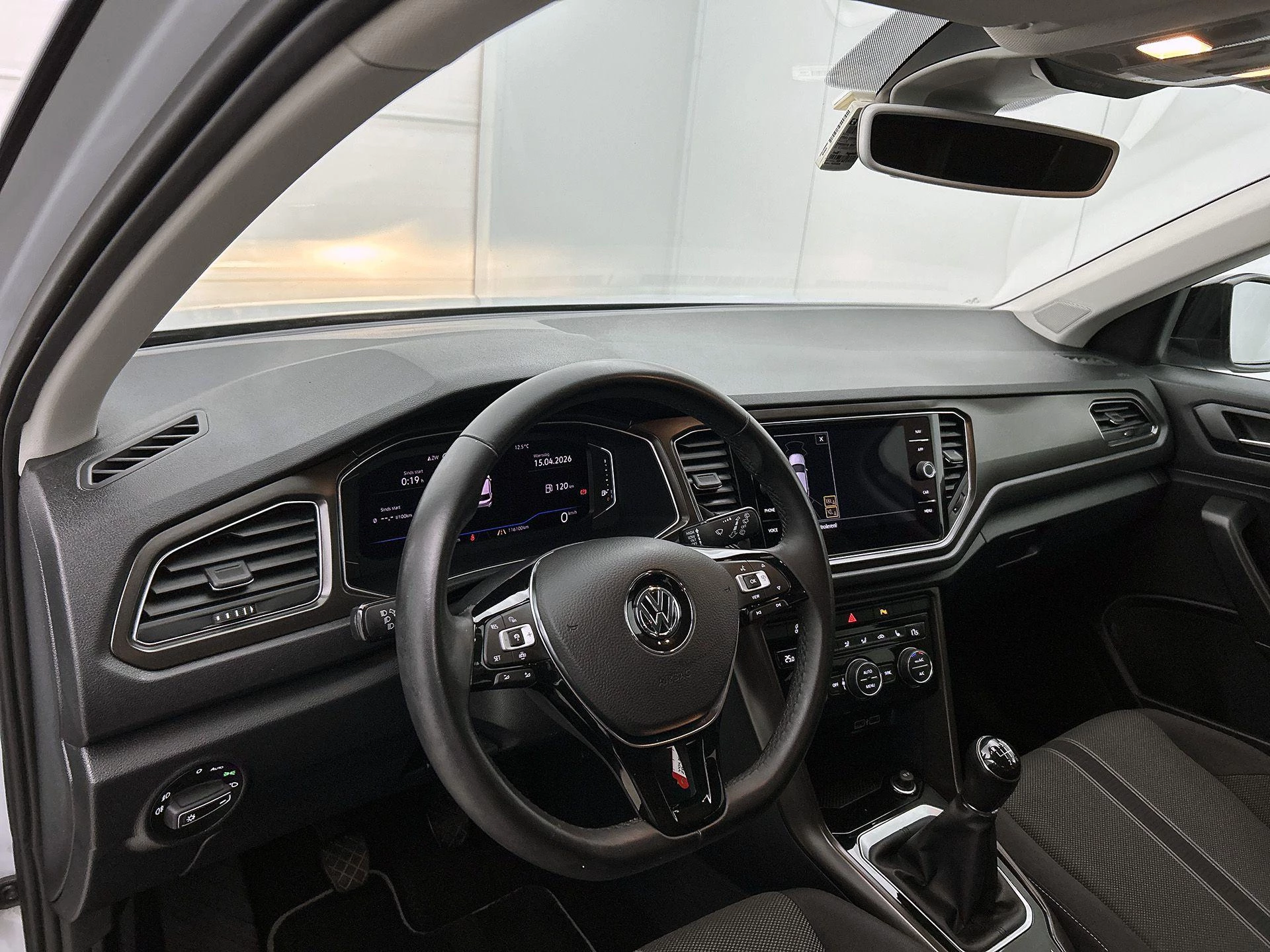 Volkswagen-T-Roc-image-19