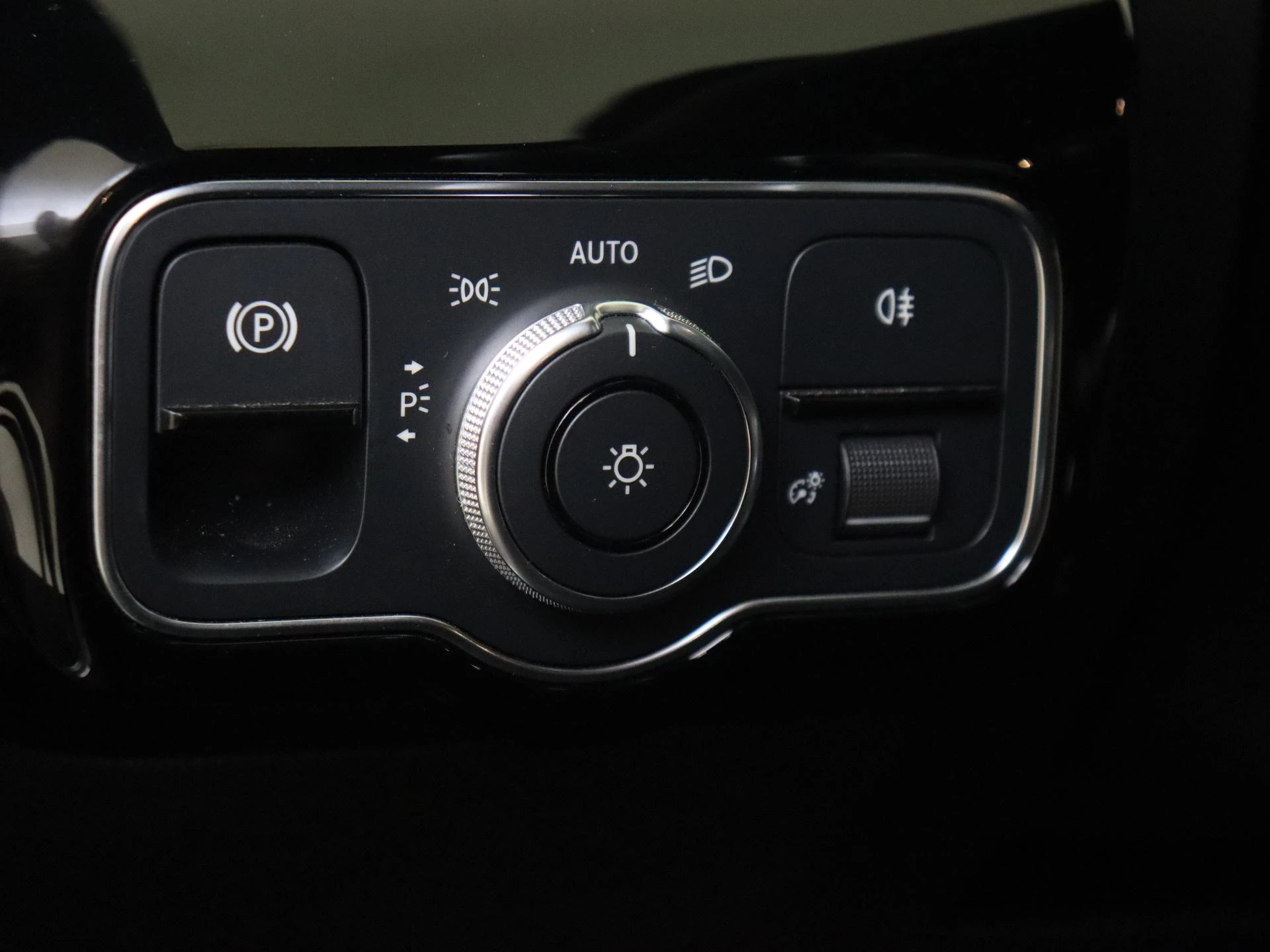 Mercedes-Benz-CLA-image-23