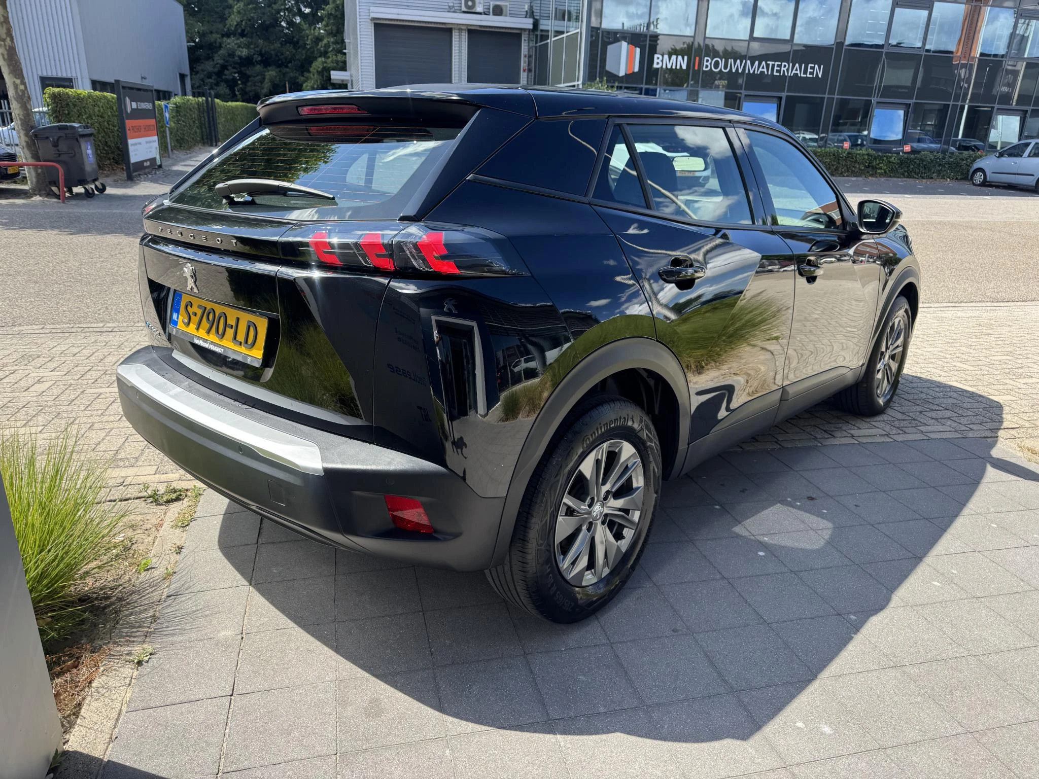 Peugeot-e-2008-image-4
