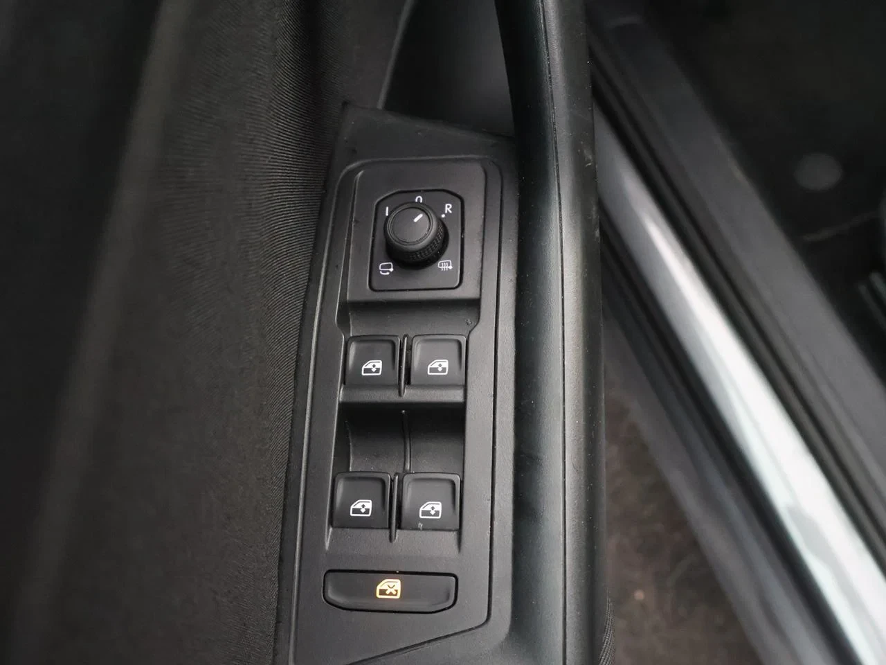 Volkswagen-T-Roc-image-22