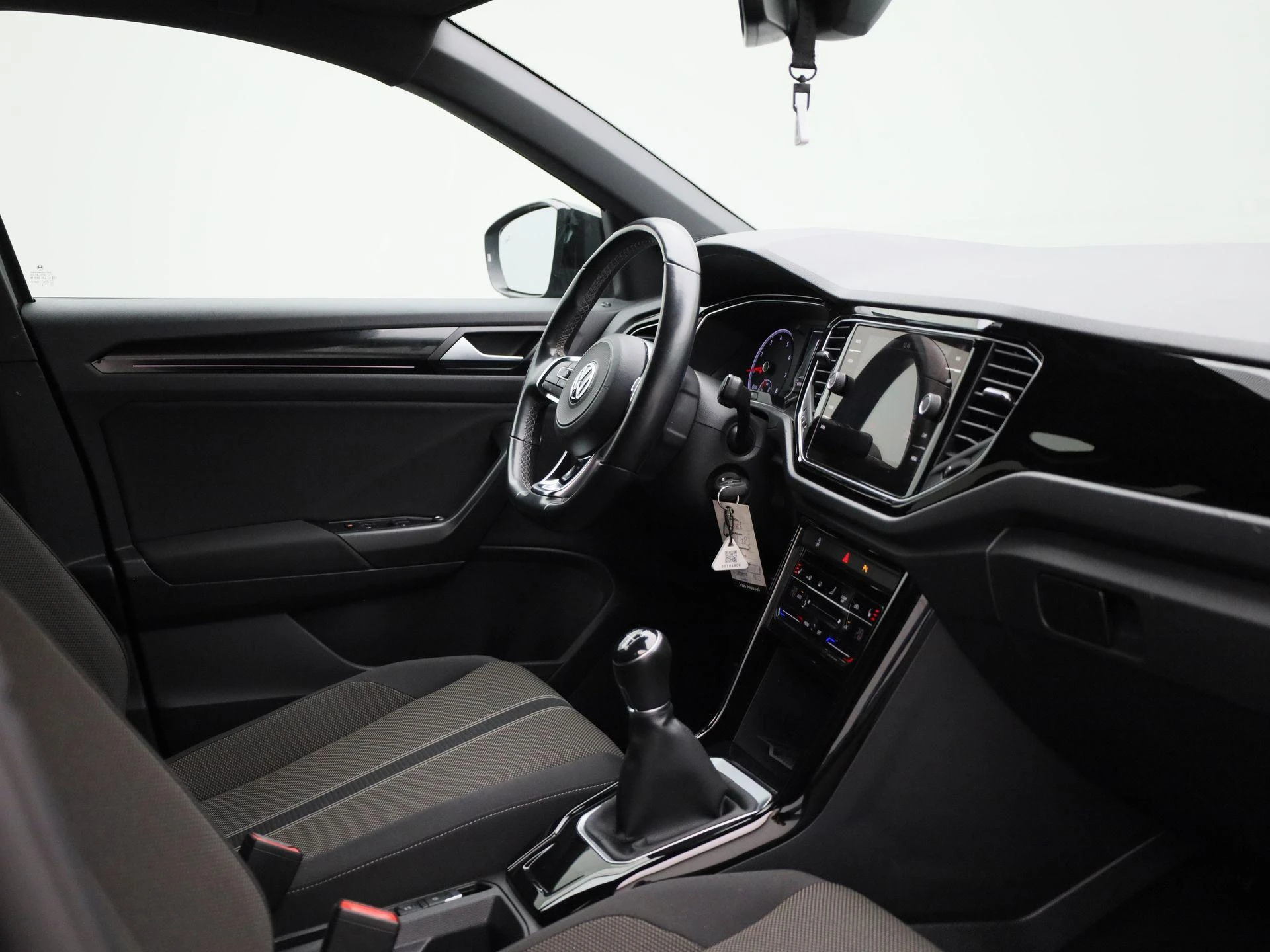 Volkswagen-T-Roc-image-29