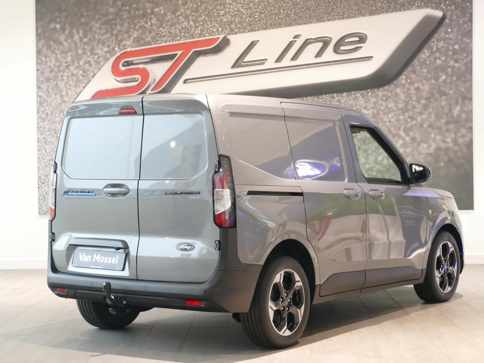Ford-Transit Courier-image-5