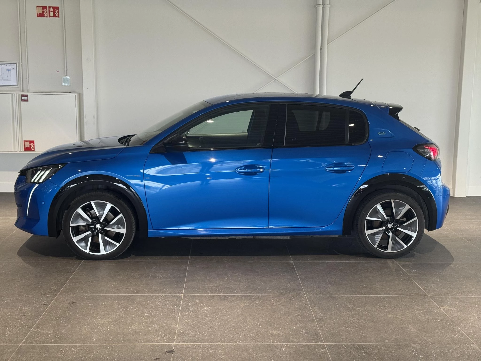 Peugeot-e-208-image-1