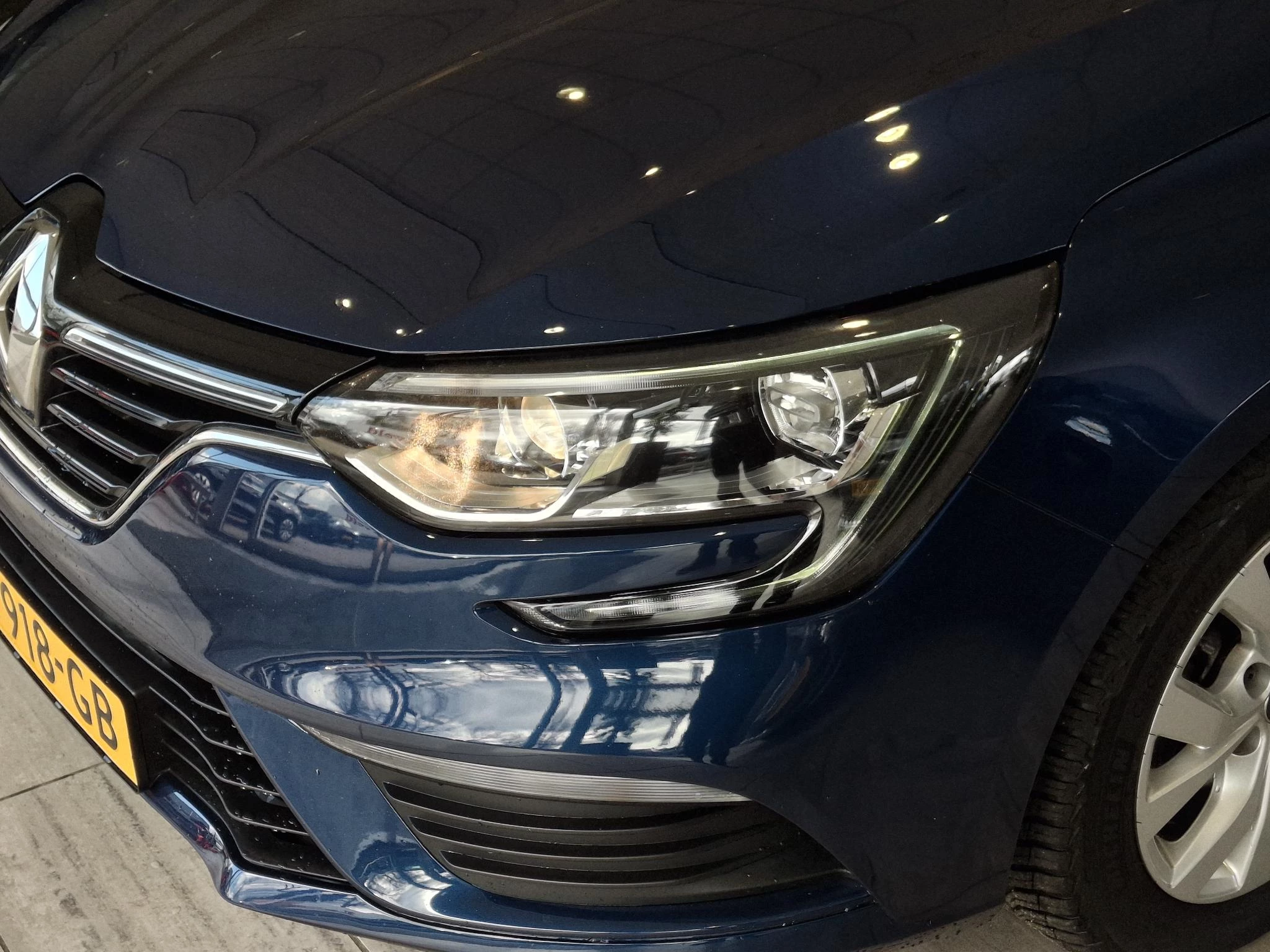 Renault-Mégane Estate-image-5