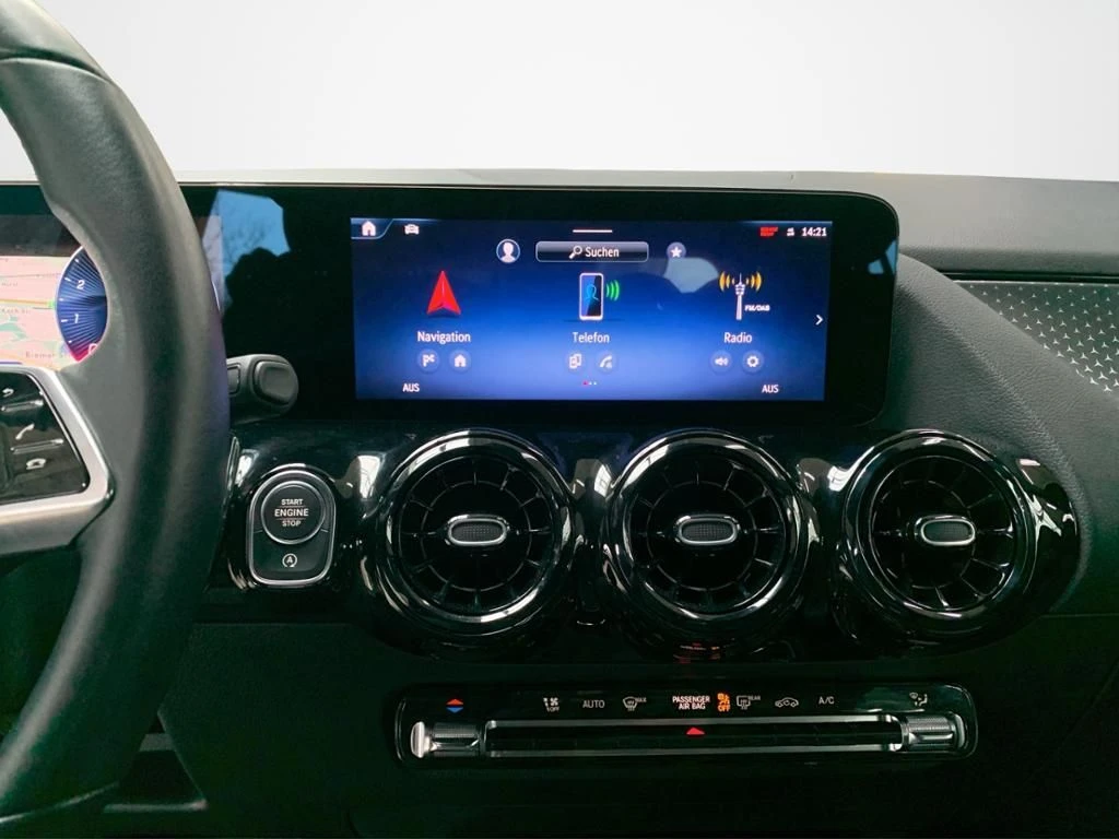 Mercedes-Benz-GLA 200-image-18