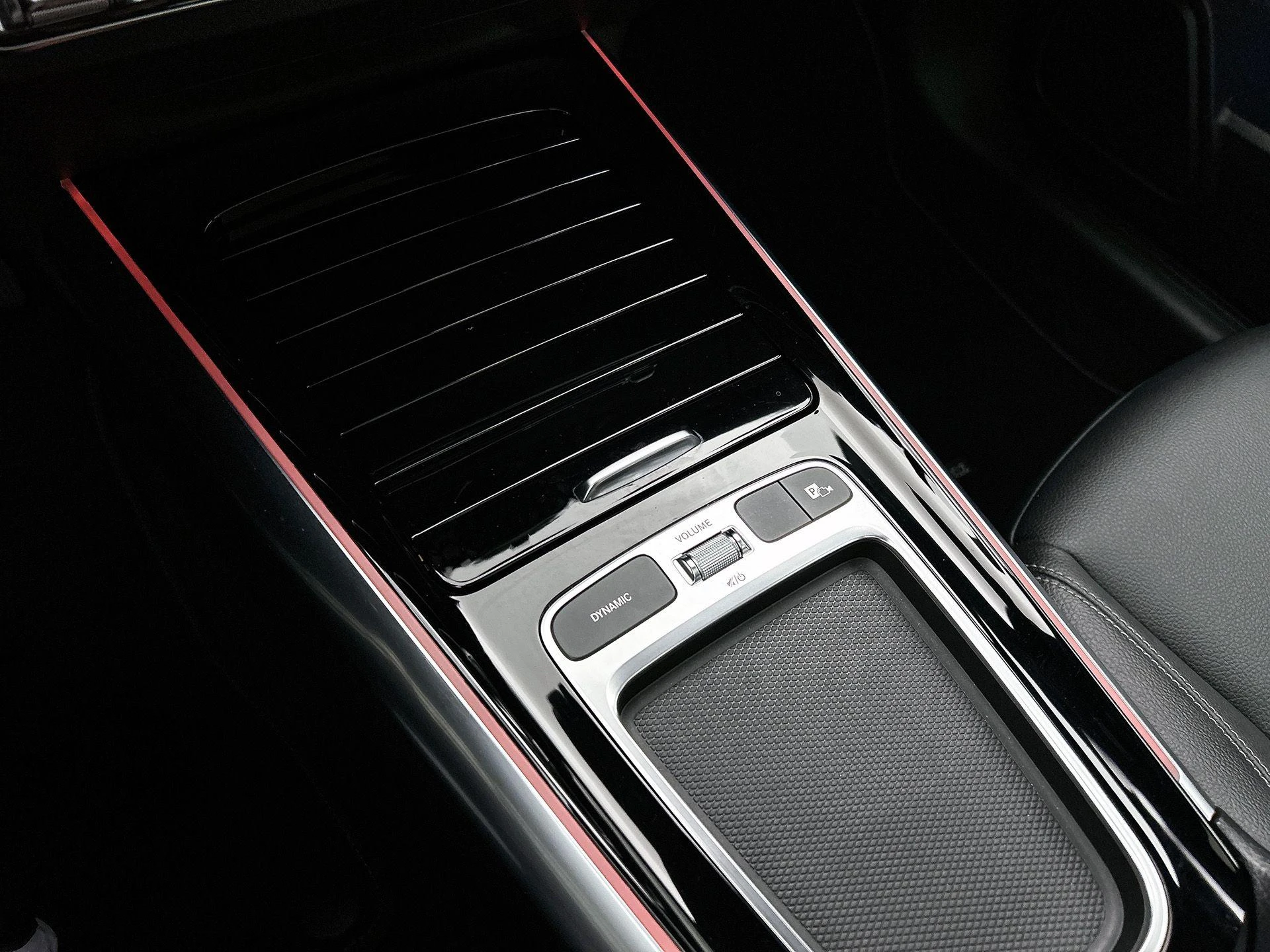 Mercedes-Benz-GLA-image-25