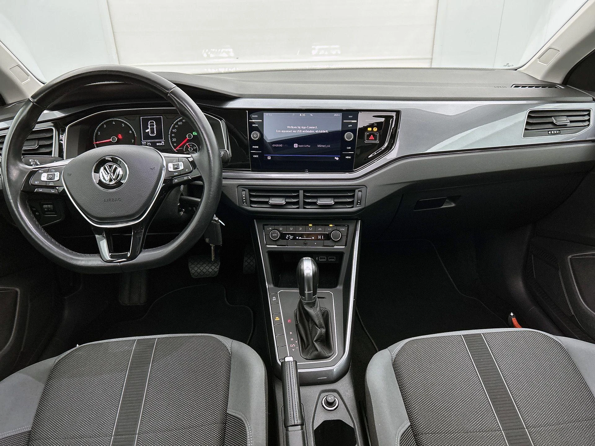 Volkswagen-Polo-image-19