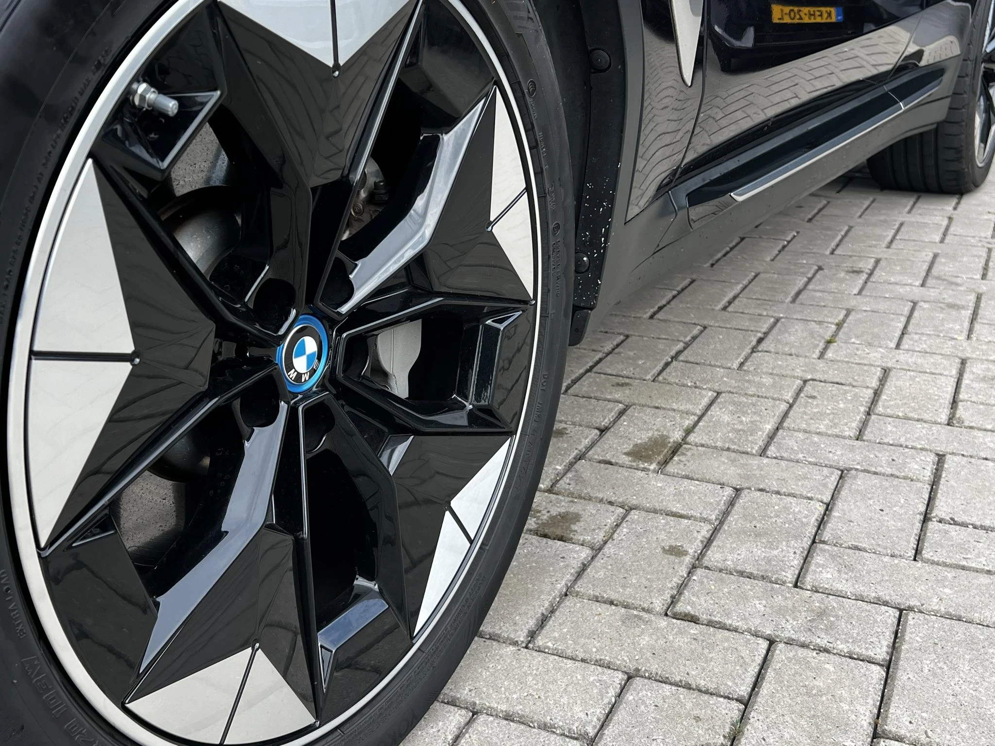 BMW-iX3-image-1