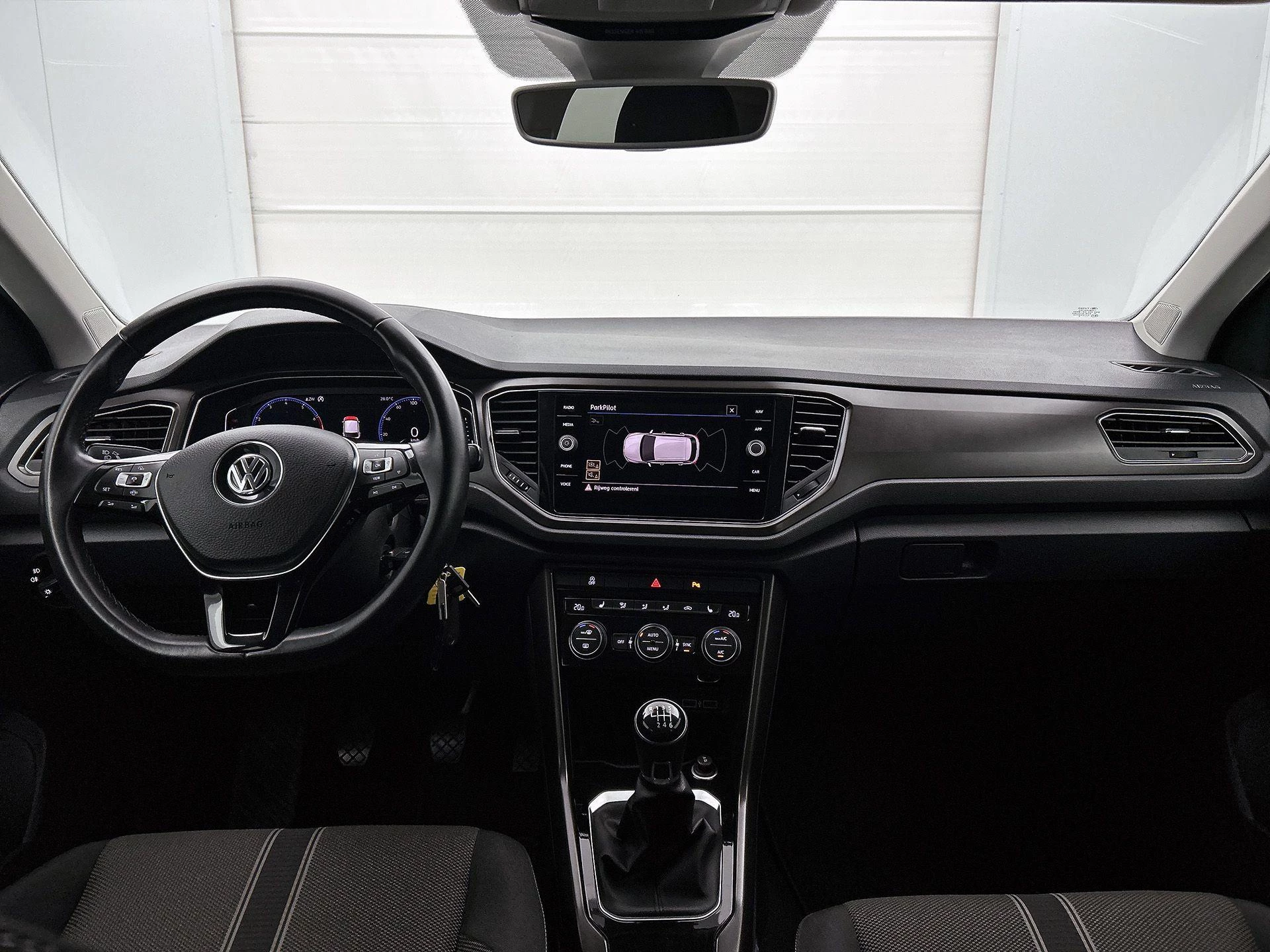 Volkswagen-T-Roc-image-17