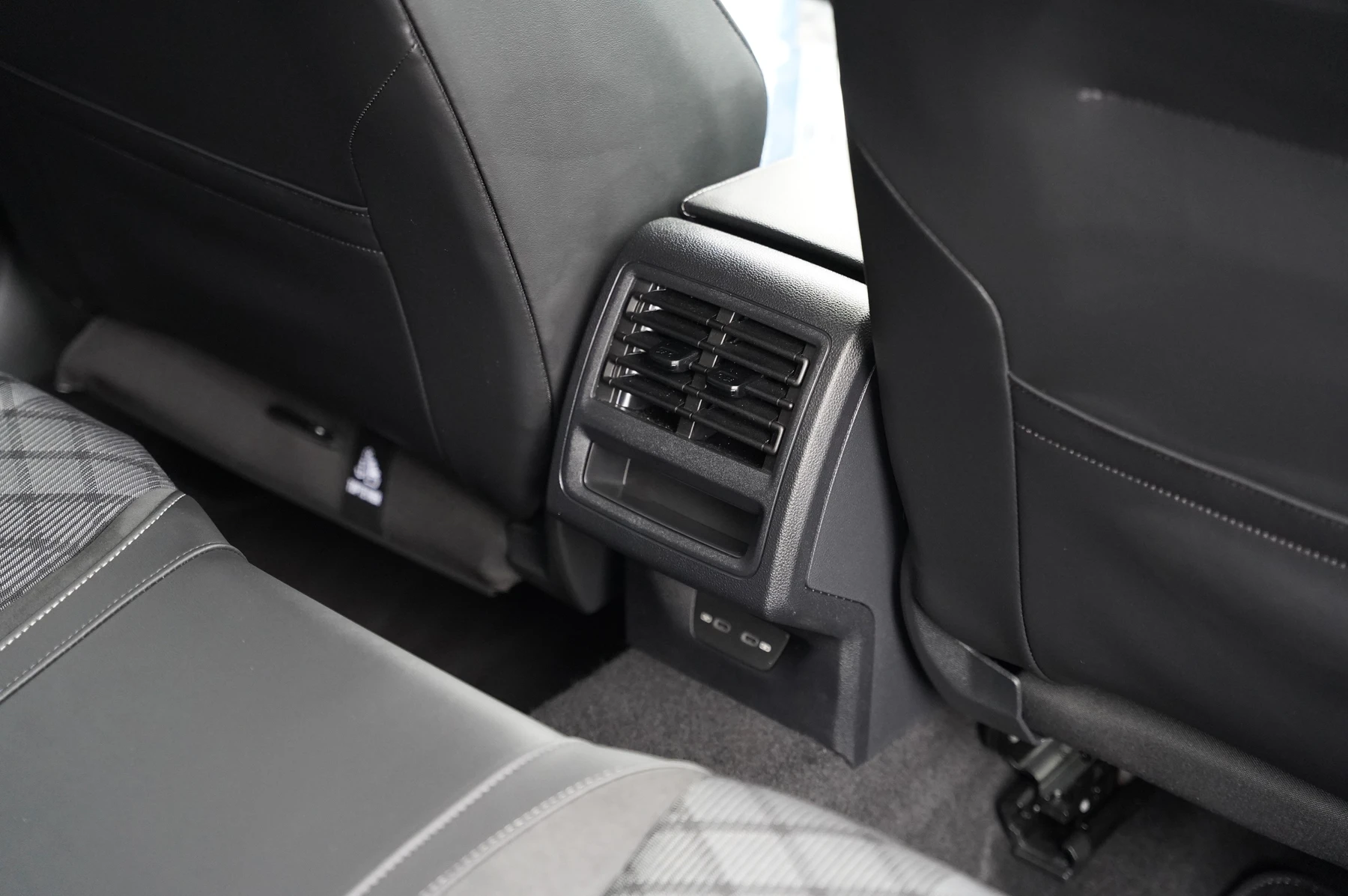 Volkswagen-Golf-image-27