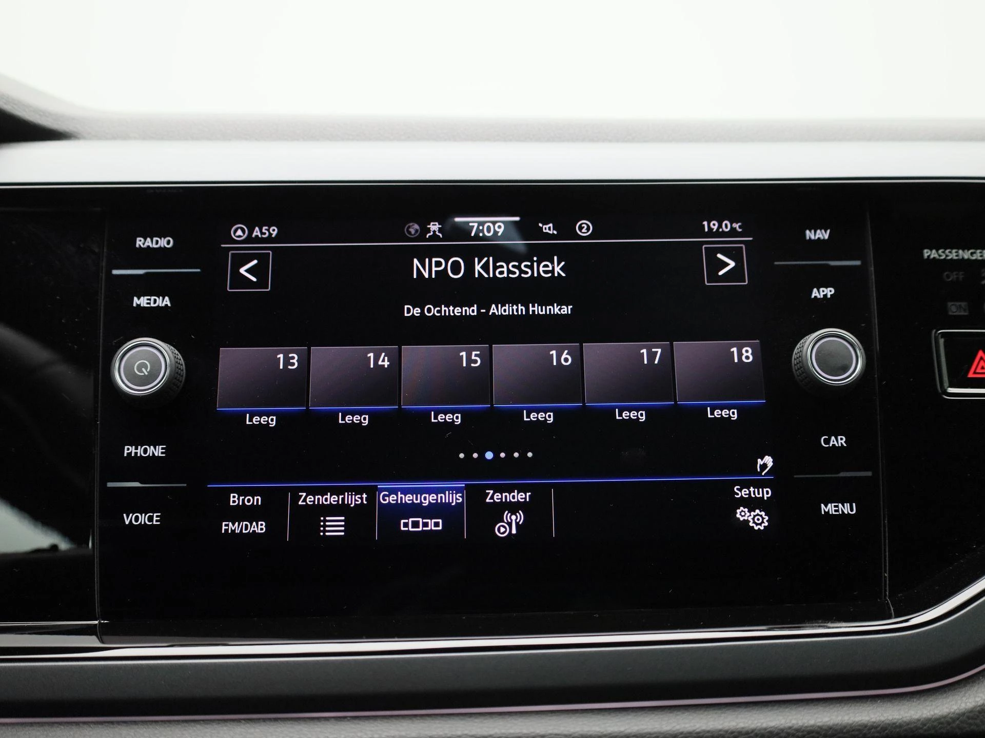 Volkswagen-Polo-image-14