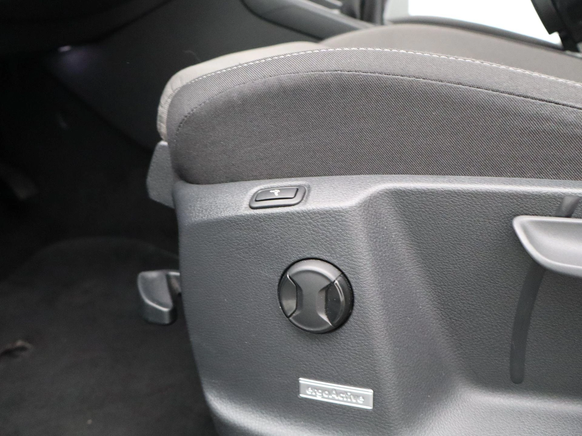 Volkswagen-Golf Sportsvan-image-25