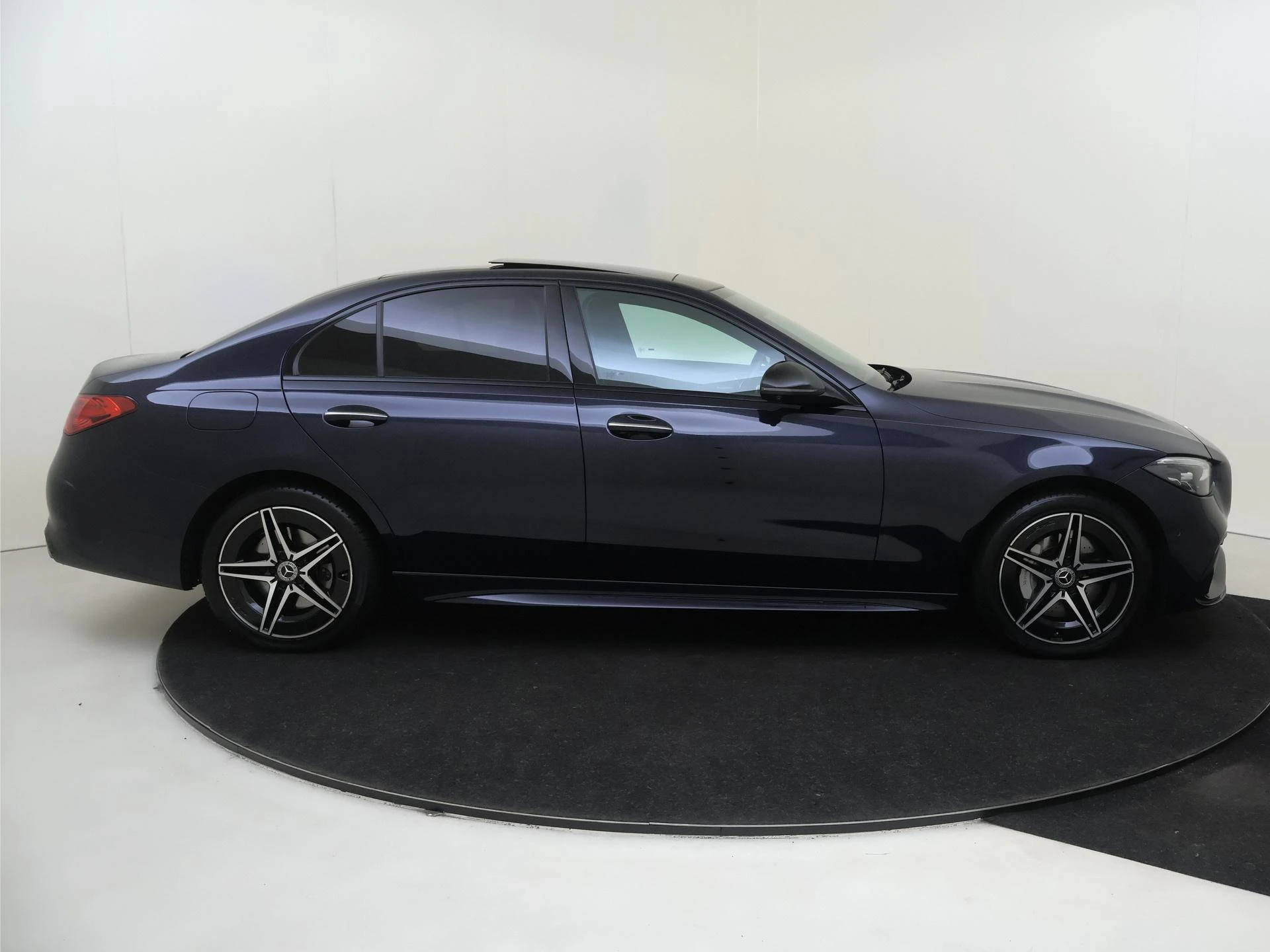 Mercedes-Benz-C-Klasse-image-8