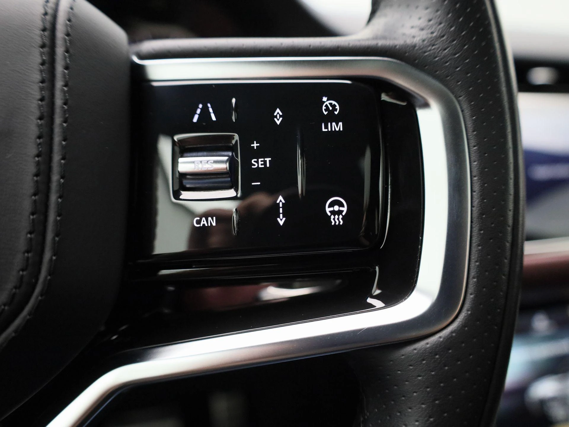Land Rover-Range Rover Evoque-image-17