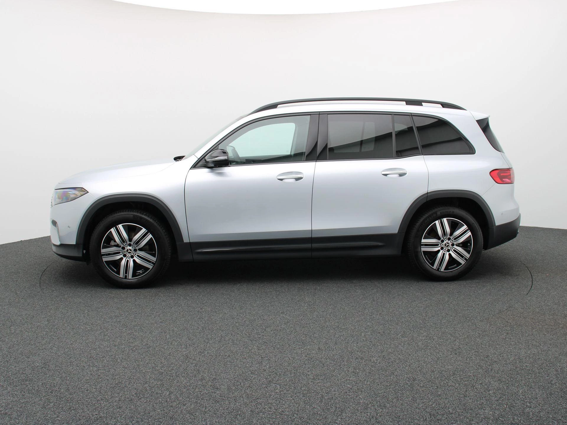 Mercedes-Benz-EQB-image-3