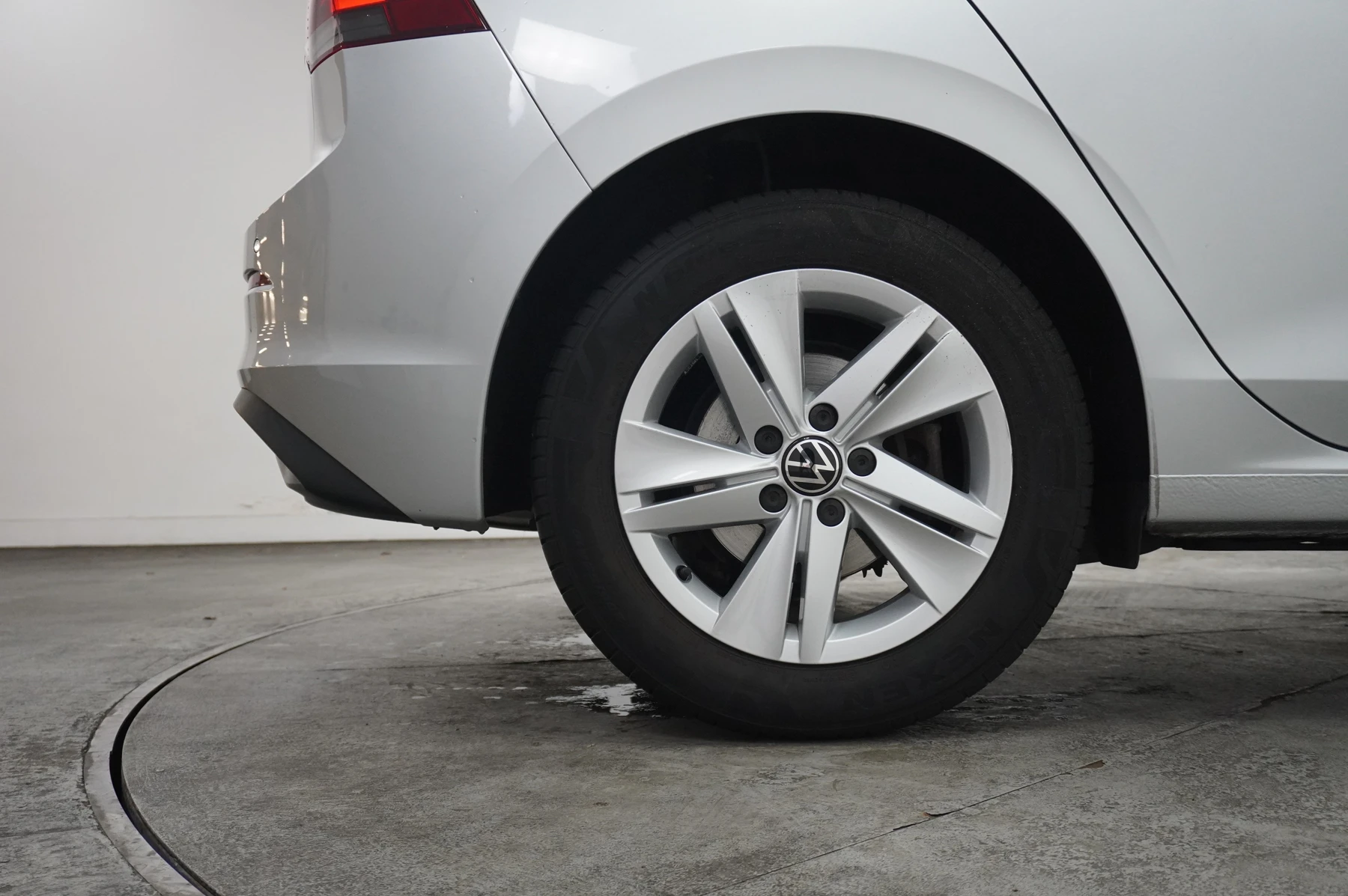 Volkswagen-Golf-image-28