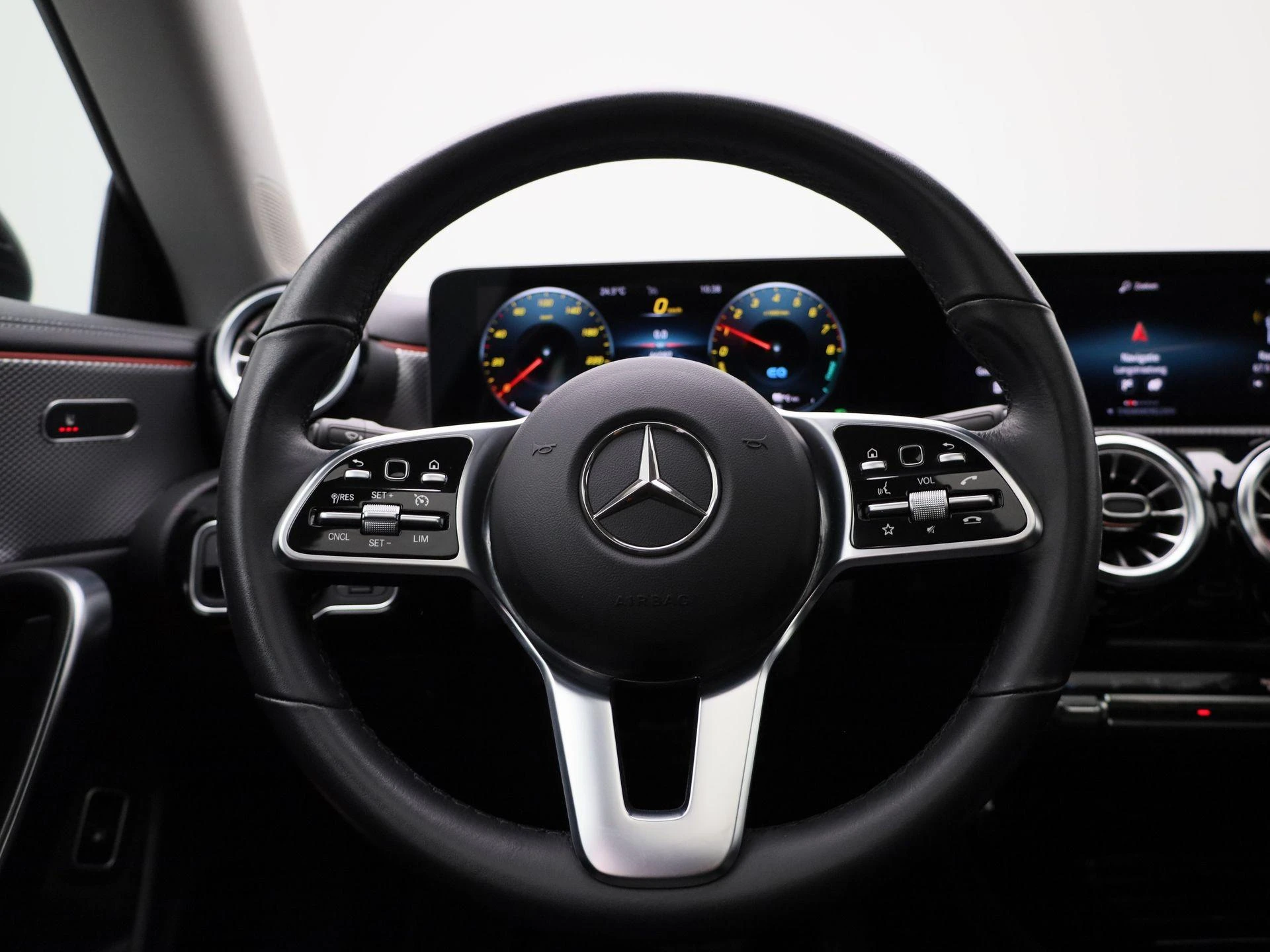 Mercedes-Benz-CLA-image-6