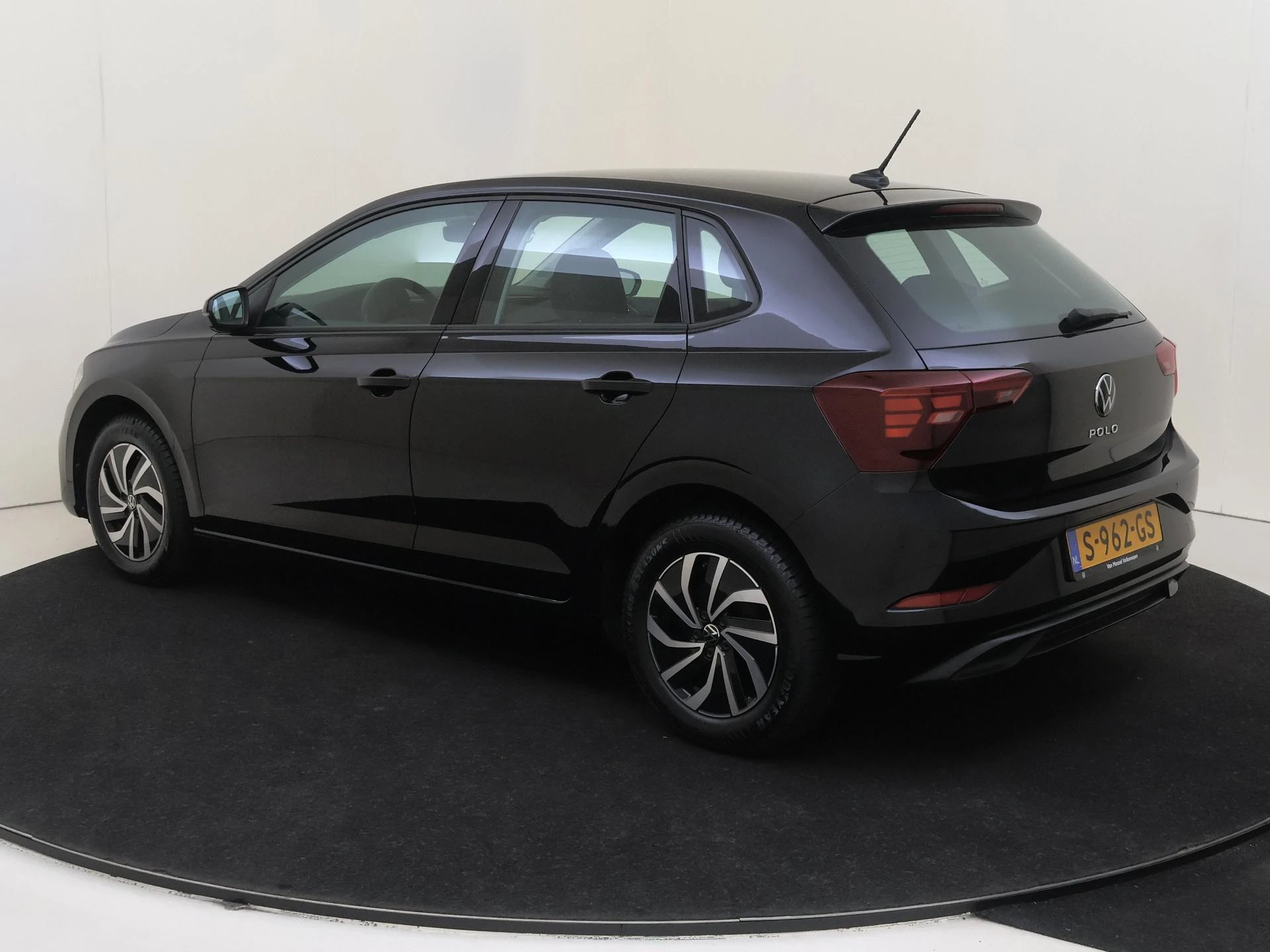 Volkswagen-Polo-image-2
