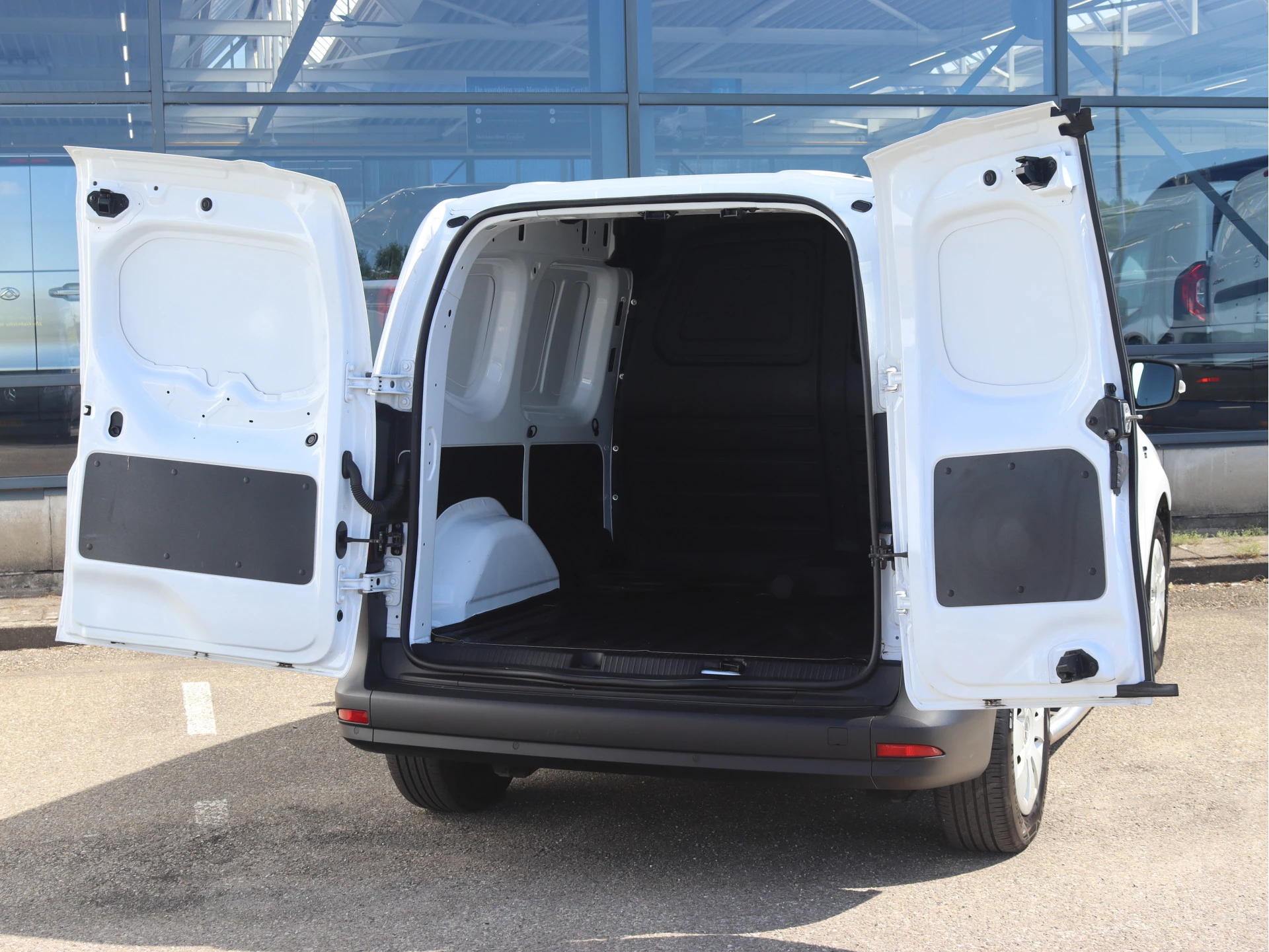 Mercedes-Benz-eCitan-image-2
