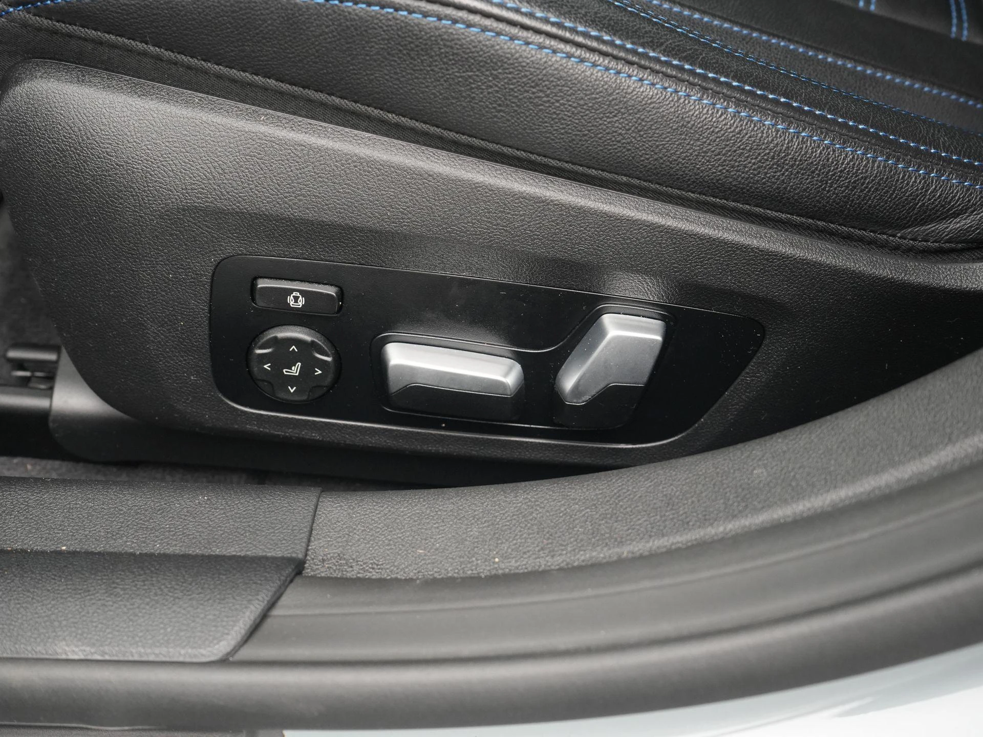 BMW-i4-image-36