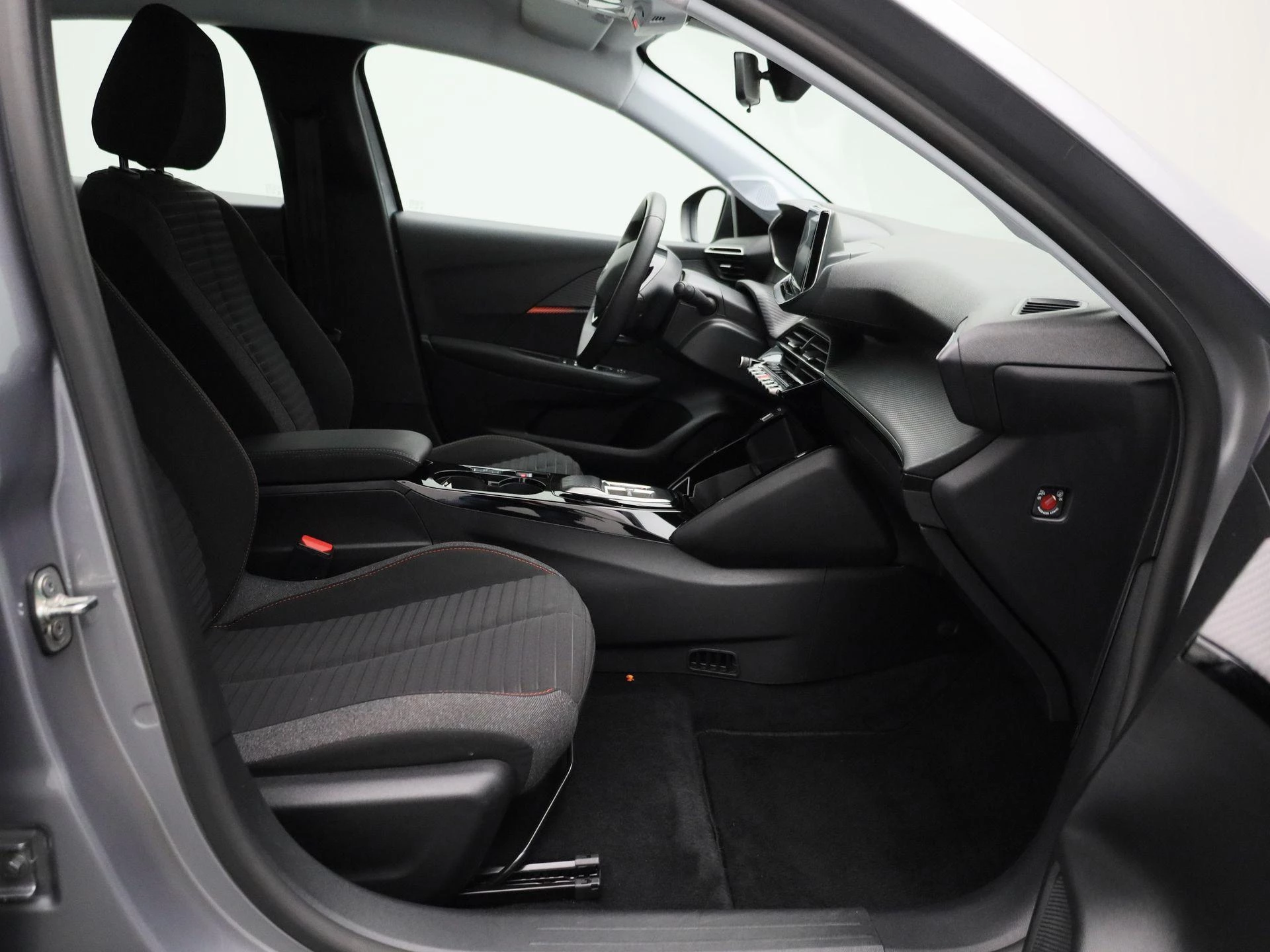 Peugeot-e-208-image-35