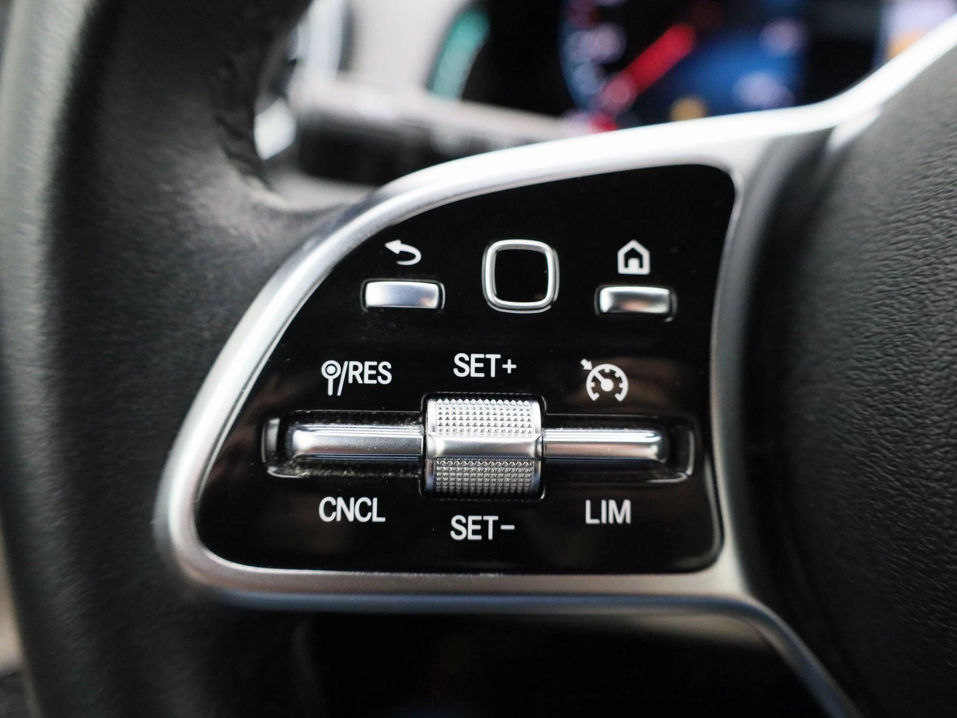 Mercedes-Benz GLB 200 LUXURY LINE + LEDER + PANO + 7-ZIT + CARPLAY +