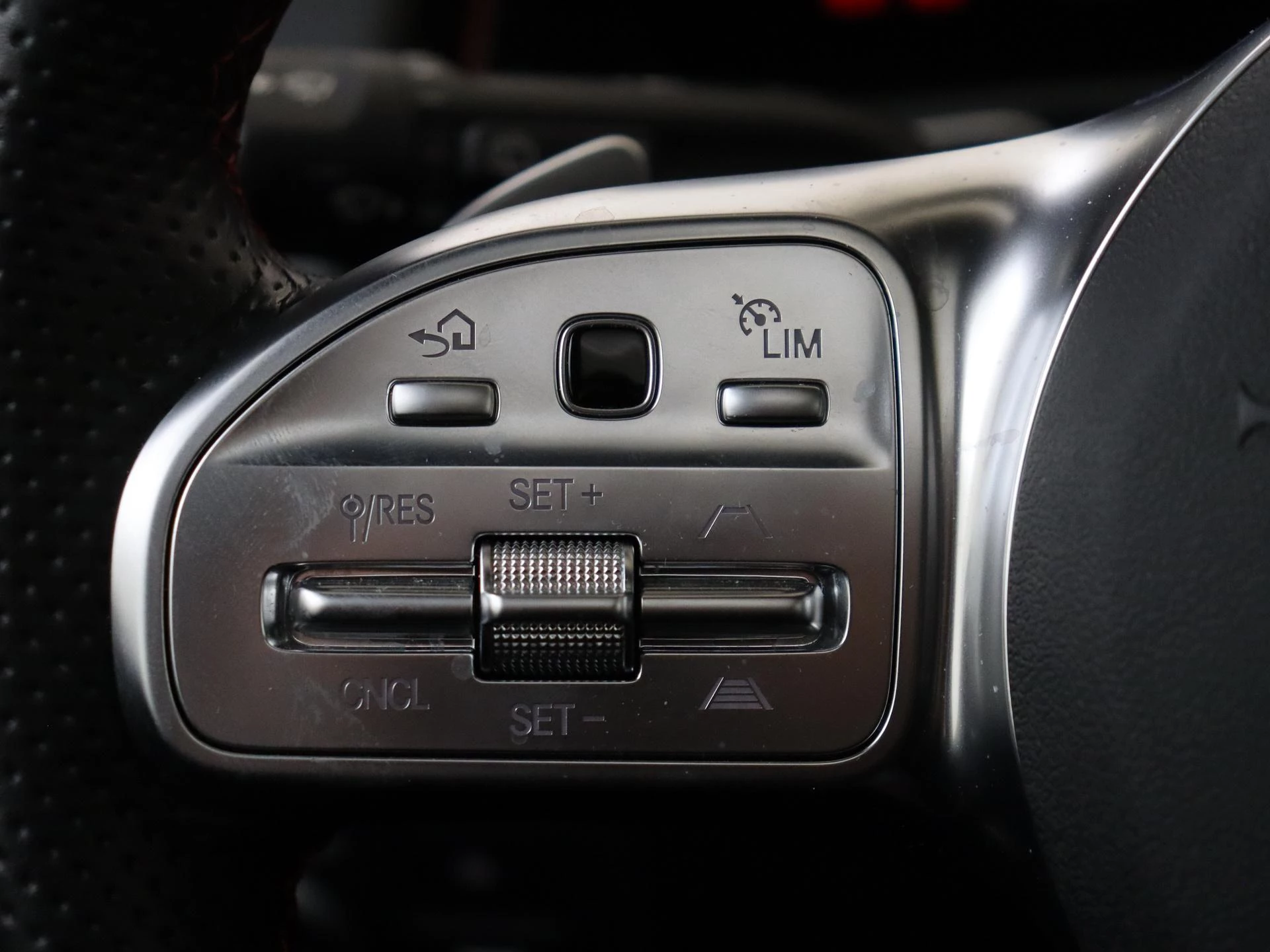 Mercedes-Benz-EQB-image-12