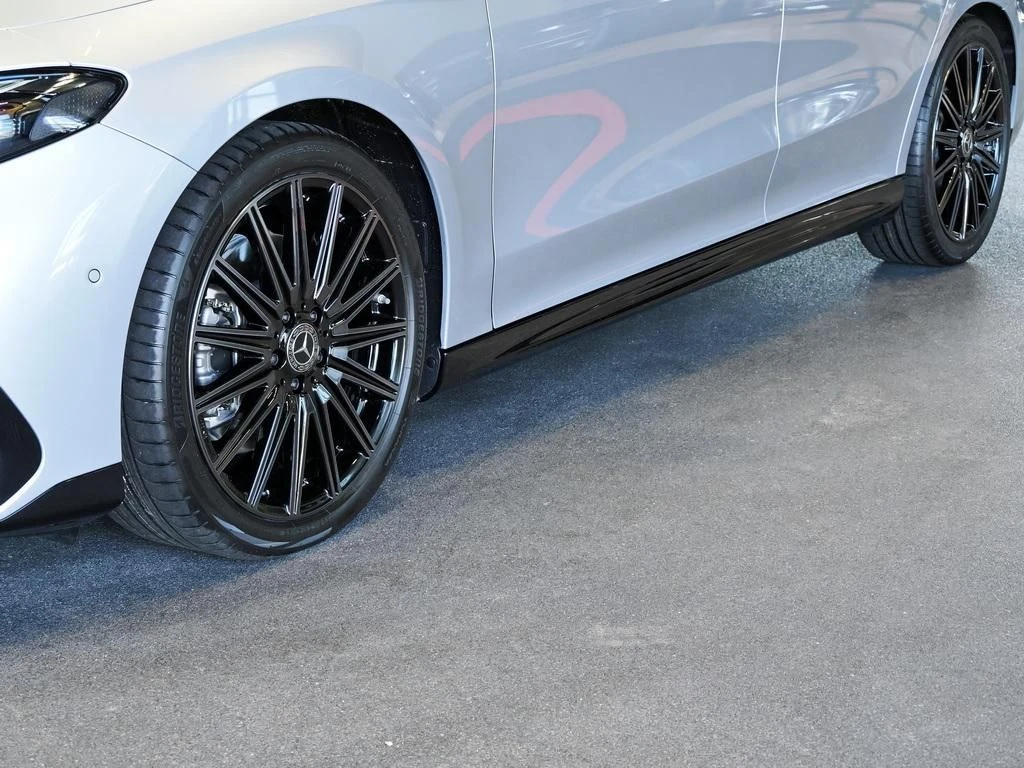 Mercedes-Benz-CLA 200-image-2