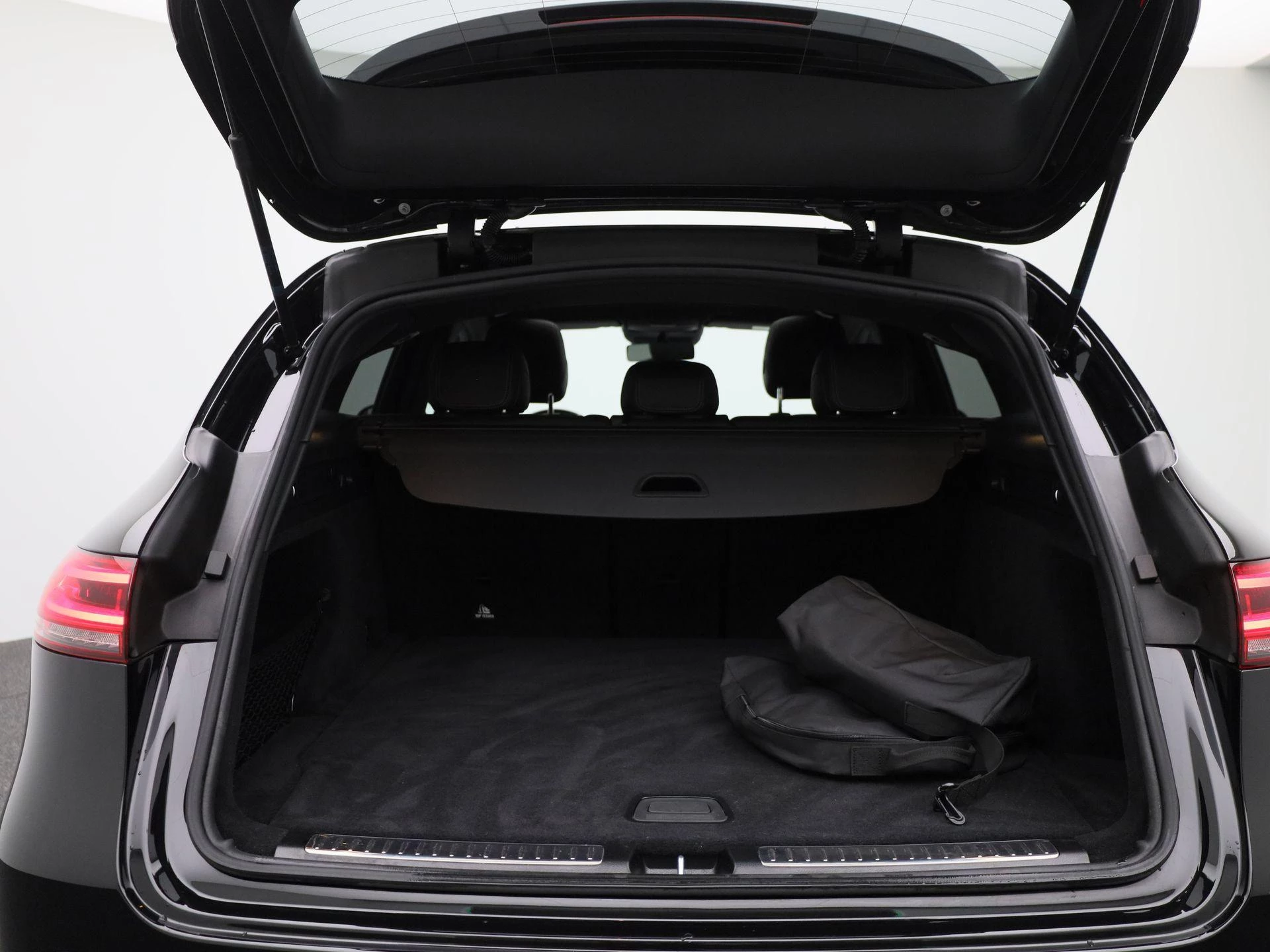 Mercedes-Benz-EQC-image-15