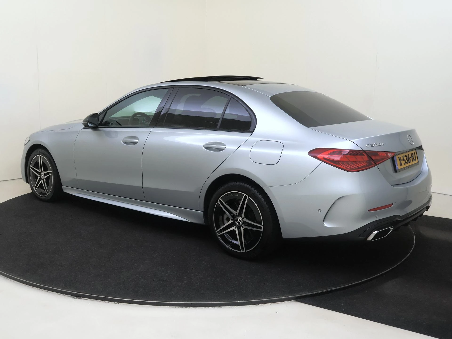Mercedes-Benz-C-Klasse-image-2