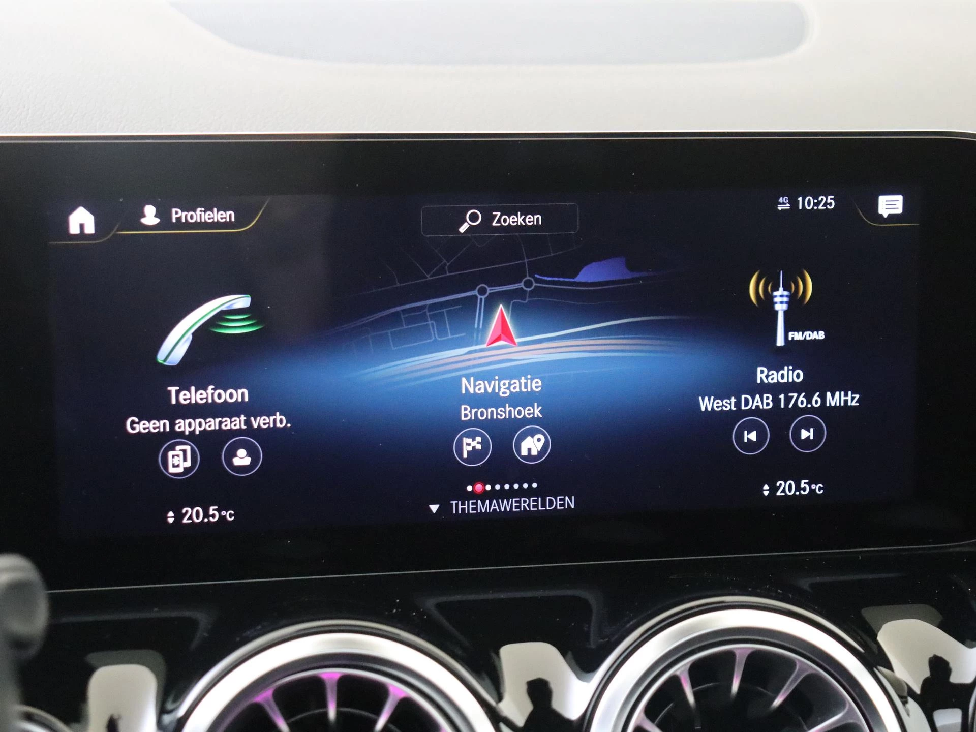 Mercedes-Benz-GLA-image-18