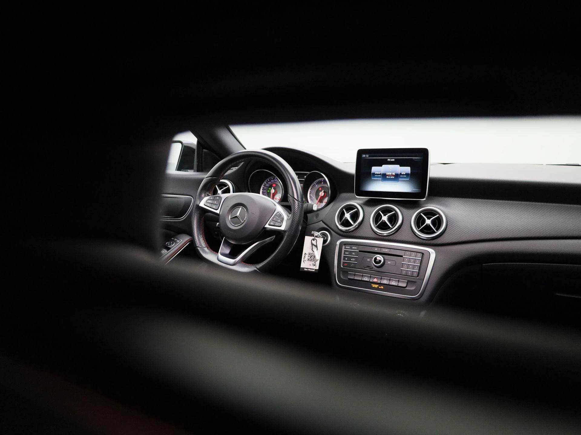 Mercedes-Benz-CLA-image-38