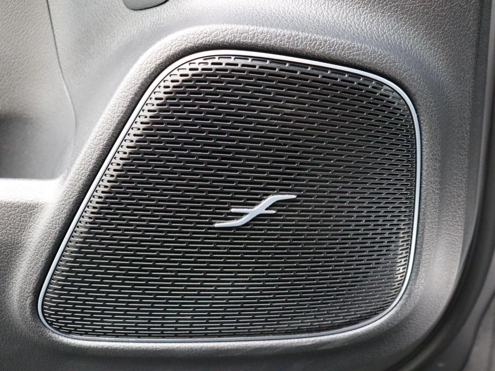 Mercedes-Benz-EQB-image-10