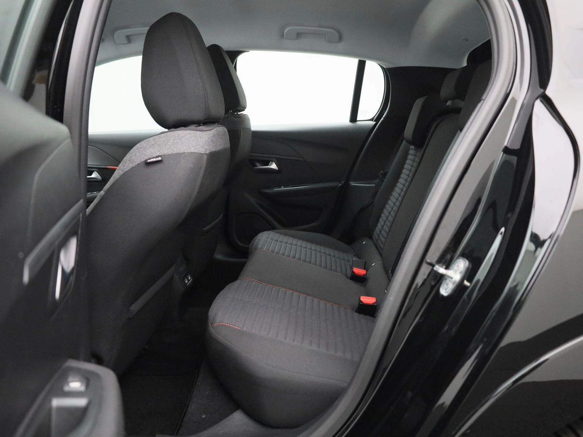 Peugeot-e-208-image-11
