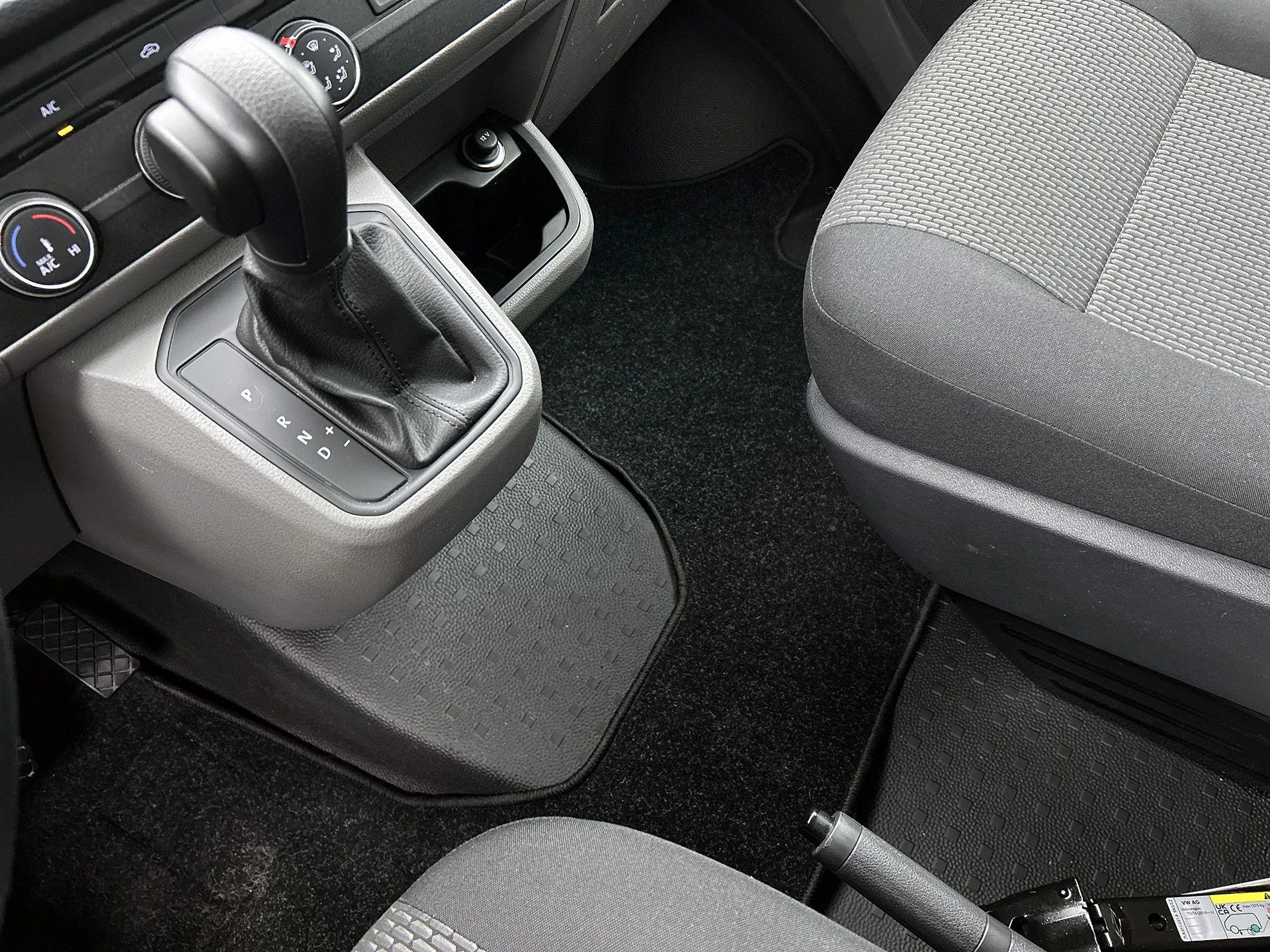 Volkswagen-Transporter-image-15