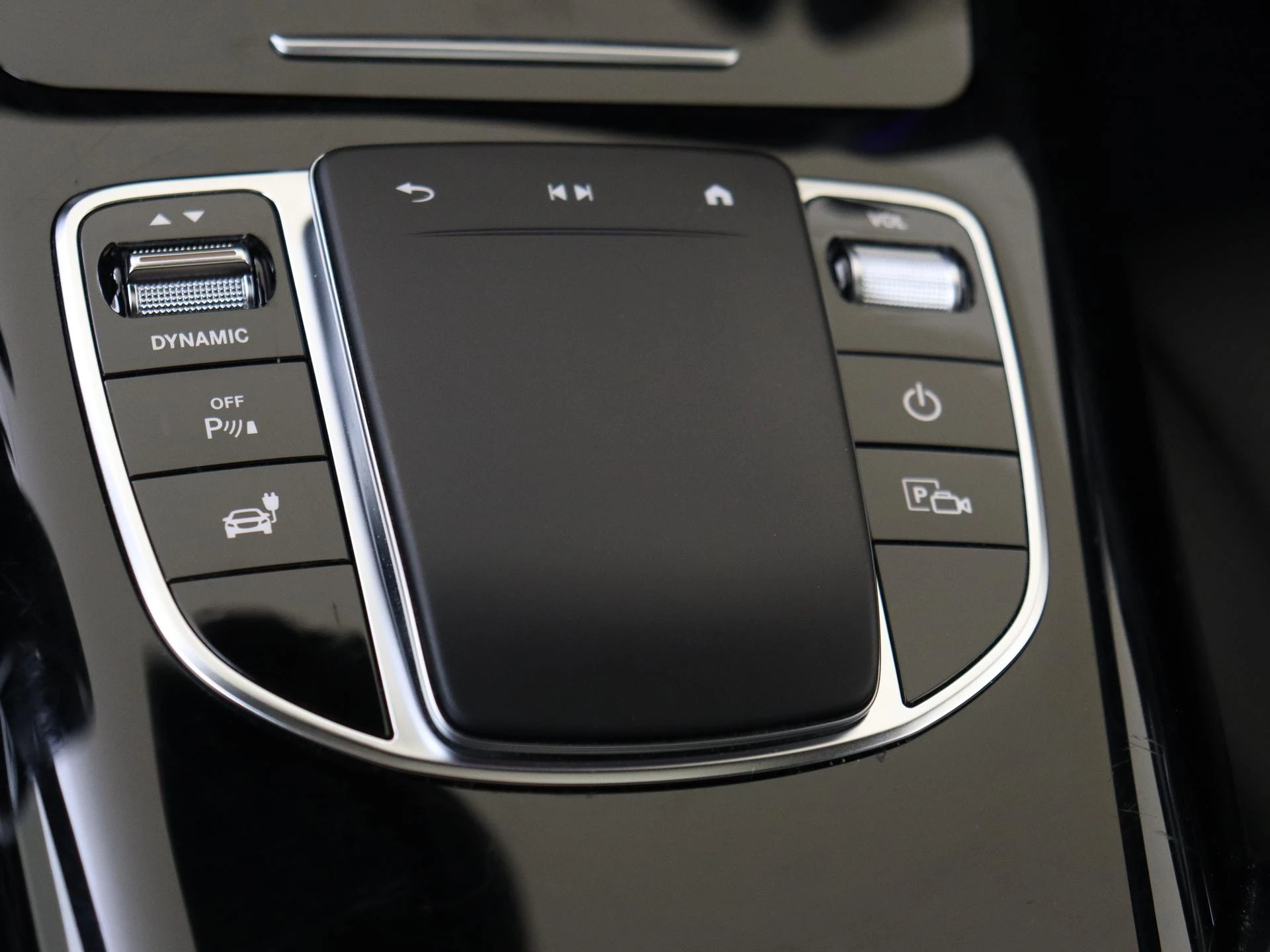 Mercedes-Benz-EQC-image-20
